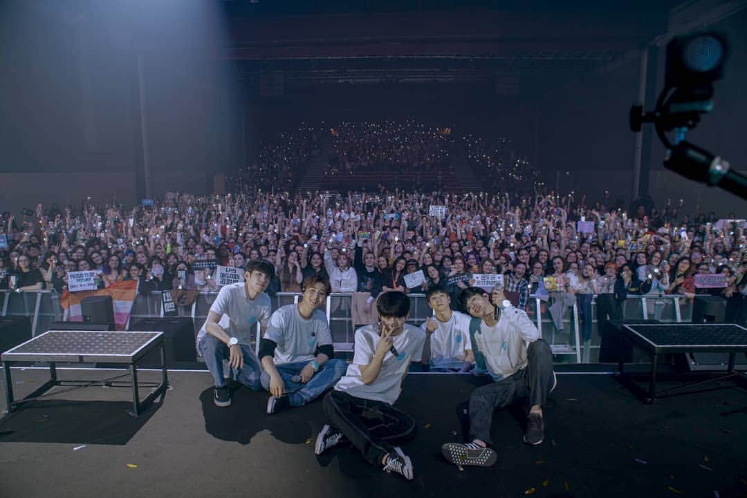 DAY6さんのインスタグラム写真 - (DAY6Instagram)「Merci beaucoup for another great night!! You guys really know how to have fun!! For now, au revoir and stay happy guys!!」1月11日 8時41分 - day6kilogram