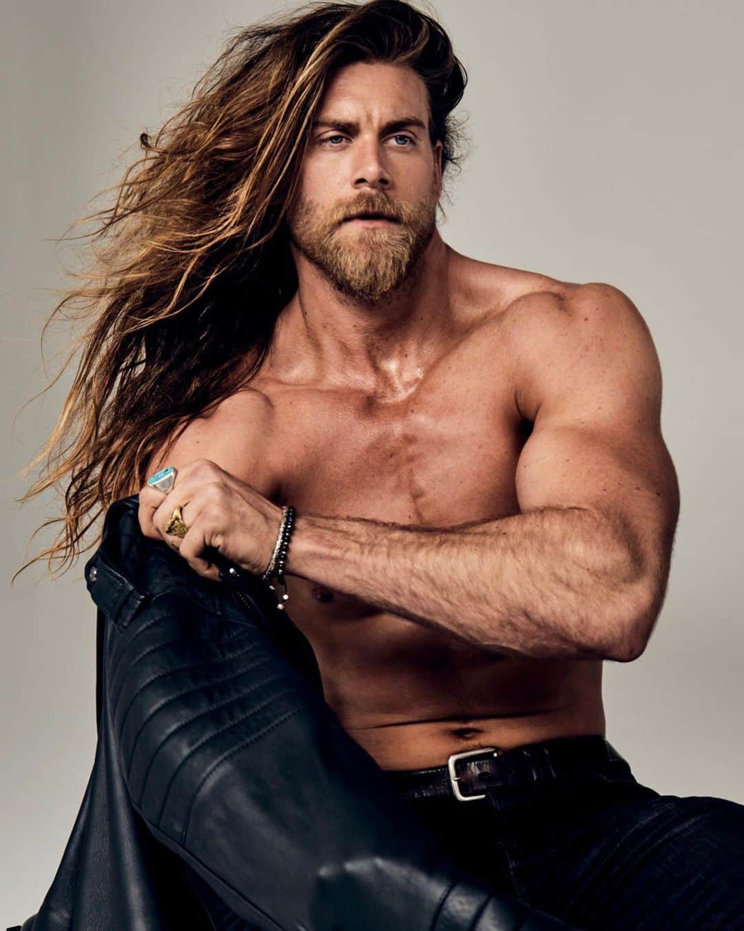 モデル、ブロック・オハーンのインスタグラム：「I ran out of captions today so I’ma hit you with a  Sup, how’s your day going?」
