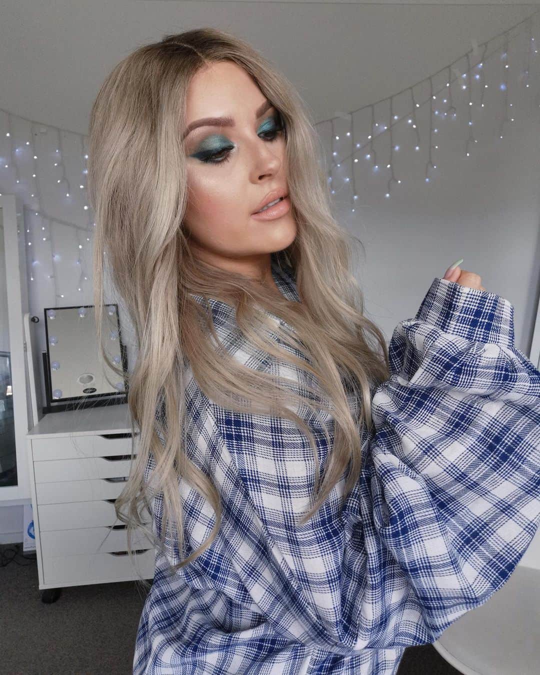 Shannonのインスタグラム：「New video up now! I’m still sick af but I got it done 😂💜 it’s a full face or drugstore makeup and my NEW wig from @alisha.avasi 🤤 go send her some love 💕 I’m in love with green eyeshadow atm wow! Do you have a new makeup trend you are loving? Mine is smoked liner 💦」