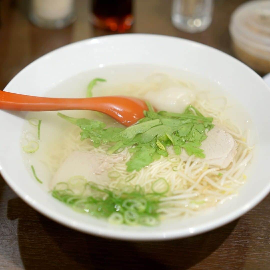 うどんが主食さんのインスタグラム写真 - (うどんが主食Instagram)「薄味で澄んだスープに縮れ麺。 病人でも行けそうな優しいラーメン #うどんが主食 #中華そば #塩 #ラーメン　#チャーシュー #醤油 #グルメ #豚肉　#美味い #餃子 #梅田　#大阪 #foodstagram #Japan #washoku #fashion #food #ramen #noodle #noodles #soup #amazing #good #nice #beauty #beautiful #fashion #nice #gourmet」1月11日 8時54分 - alwaysudon