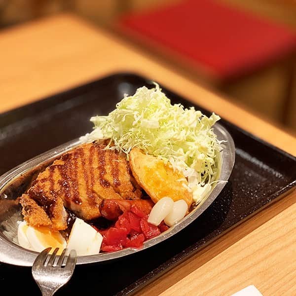 ゴーゴーカレーのインスタグラム：「今日から３連休、お休みの方もそうじゃない方も頑張ってくださいね🦍いつもと違うトッピングでささやかな連休を愉しむのもいいですね🍛 . #ゴーゴーカレー #curry #金沢グルメ #japanese  #お得 #gogocurry #カレー #カレーを華麗にいただきます #お取り寄せ #日本 #japan #金沢カレー #金沢 #石川 #カレー部 #カツカレー #揚げ物 #foodstagram #写真好き #カツカレー #yummy #サービス #eat #食べ歩き 　#トッピング」