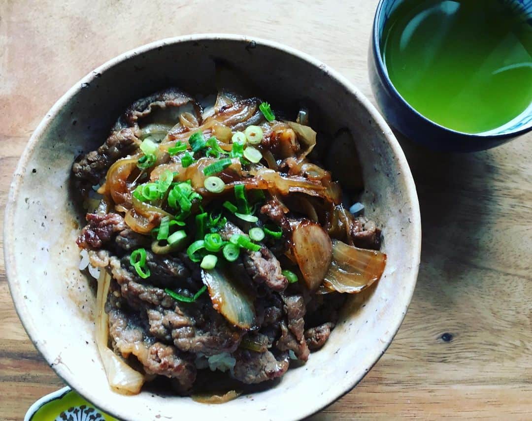 小橋めぐみのインスタグラム：「朝から作ってしまった、 悪魔の牛丼。 昨夜、ネットでレシピ見つけて 居ても立っても居られず。 バターで、玉ねぎと牛肉炒めて、 焼肉のタレと麺つゆで味付け。 簡単で美味しかったけど、 やっぱり牛丼はお昼くらいからかな… #バズレシピ #朝ごはん」