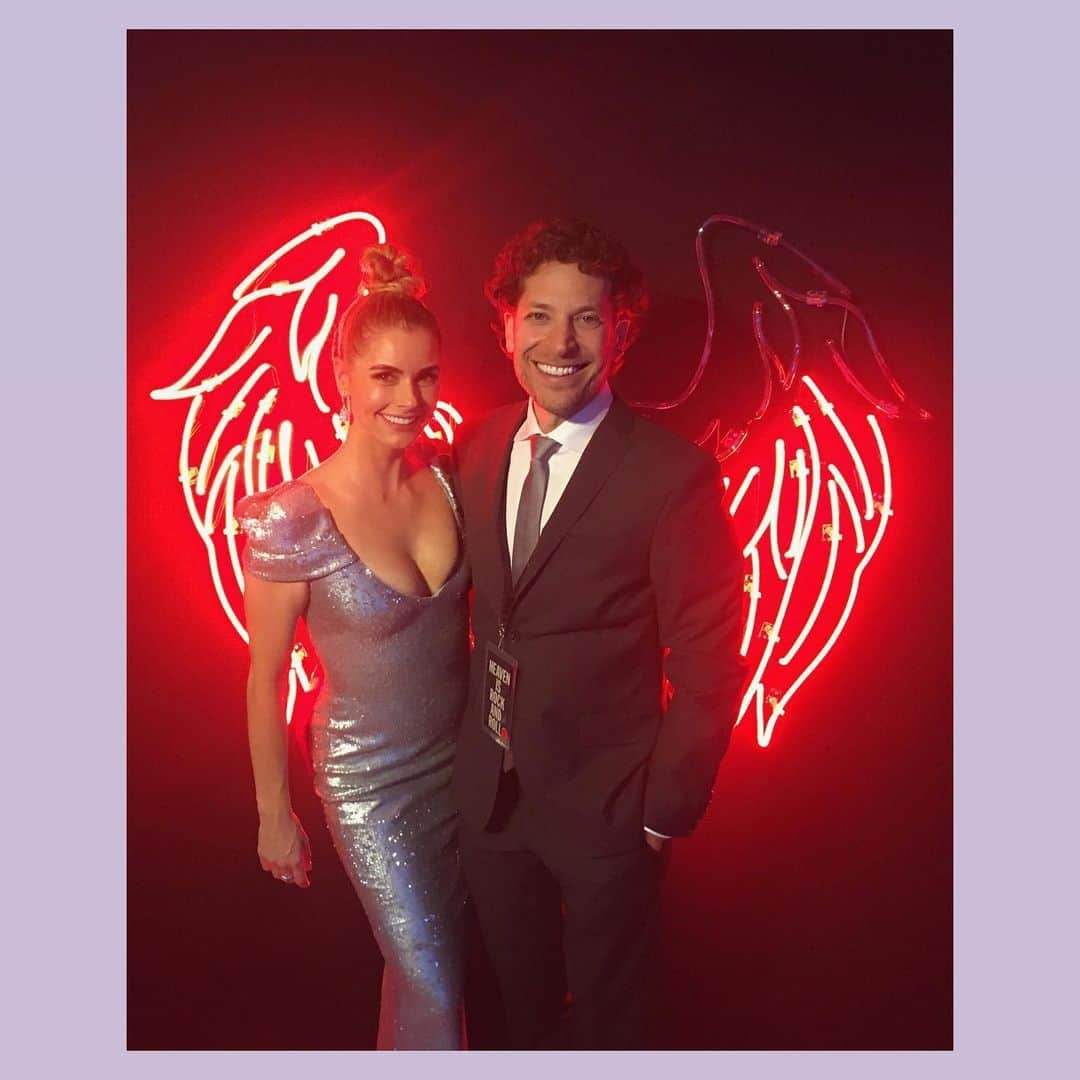 ブリアンナ・ブラウンさんのインスタグラム写真 - (ブリアンナ・ブラウンInstagram)「Flashback Friday #FBF to last weekend at @theartofelysium HEAVEN event where we got all dolled up to grace the red carpet, got to groove to Nirvana w/Beck!, meet up with old friends and made new ones. But most importantly got to support a charity that helps bring art and light to children in hospitals, elderly and others in need.  Thank you glamour squad for helping me pretend that I #WokeUpLikeThis 💜 #MAMAisGettingHerGrooveBack @lisaandtylerj @badgleymischka @3publicrelations @lambpants」1月11日 9時23分 - briannabrownkeen