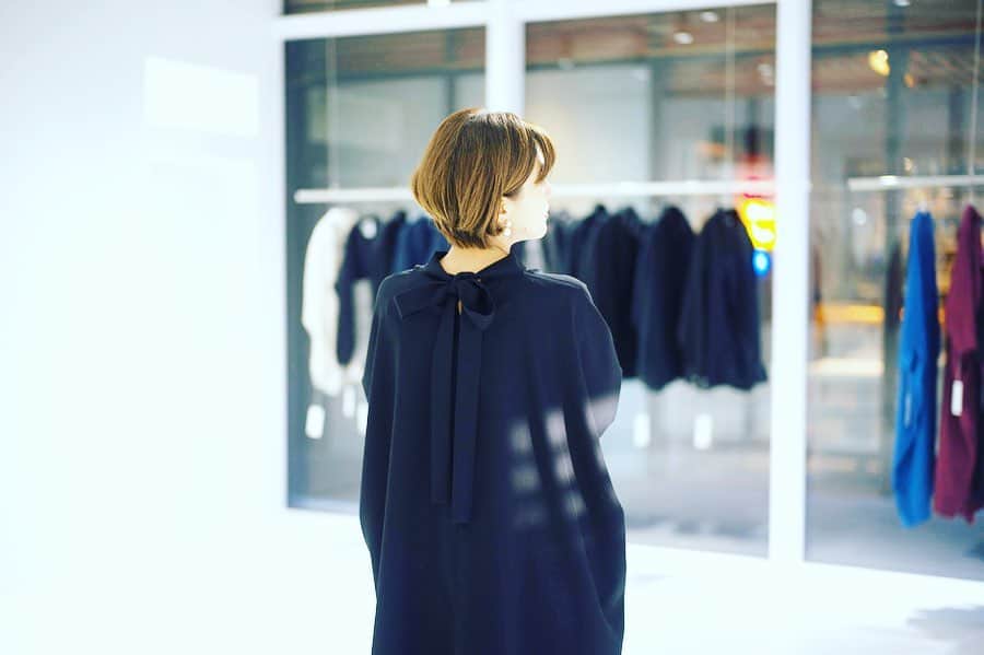 廣瀬規子のインスタグラム：「今月の営業は、昨日から始まり、尚且 @hamon_clothes として本格的に販売するのが初めての日だった訳ですが、 ・ いらして頂くお客さまに、 それぞれのドラマがあって、、、 ・ 私も昨日は終日店頭に立たせて頂き、接客をさせて頂きましたが、ショッピングを楽しんでいらっしゃるお客さま皆さまの、満面の笑顔と、何かあたたかいものが、心の中にず〜っと残っています。 ・ 昨日、何着か旅立ちましたが、送り出す方も、 『沢山可愛がってもらって、幸せに暮らすんだよ〜！』 みたいな、、そんな感覚が、少し不思議でもあり、 とても幸せな感覚でした。 ・ これこそが、　@ripple_yohinten さんが作り出す洋服の、世界観の、威力なのかな？そんな風にも感じました。 ・ 中には時間のない中、それでもやっぱり見に行きたいっ！と、 地下鉄で通り過ぎた表参道に折り返して、息を切らしながら来て下さり、ご自身にピッタリのものを連れて帰られた方もいらっしゃったりと、、 大変心に残る初日でした✨✨✨ ・ そして、こちらのワンピースがとても好評です❣️ ・ リボンは後ろにもってきて頂いても良いですし、前で蝶々、もしくは固結びなどで、ニュアンスを変えてもお召し頂けます。 ・ さて、今日は12:00ｰ15:30で、店頭に立たせて頂きます😊 ・ 少しでも多くの皆さまにお目に掛かれますように✨ ・ HAMONの世界観、感じにいらして下さい💕 ・ #hamonclothes  #hamonomotesando  #fashion #onepiece  #omotesando」