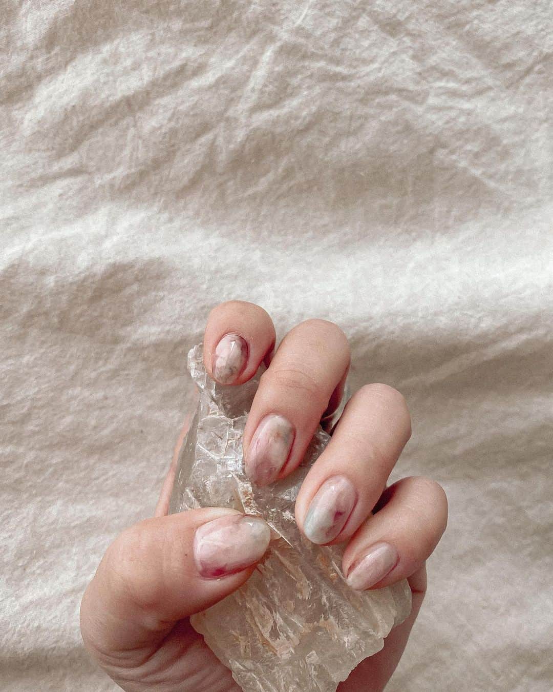 Manamiのインスタグラム：「art by me @mananails 絶妙なカラーで絶妙な奥行き感だけどほぼ厚みなし✨ とぅるんとぅるんニュアンス🤍 写真だと伝わりづらいけど🥺 動画だと伝わるかな？📹(2枚目)」