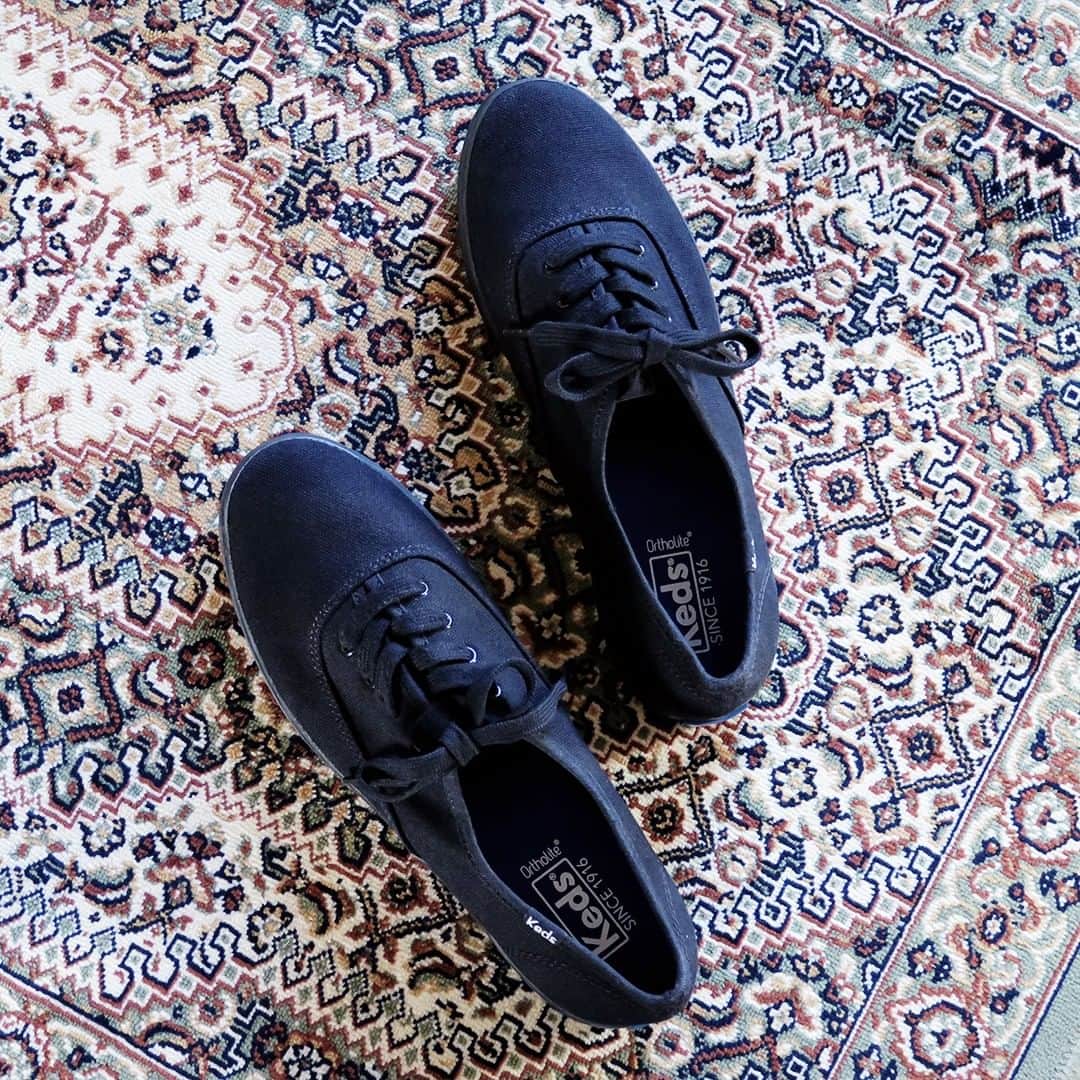 Keds Japanのインスタグラム：「CHAMPION OXFORD CVO⁠ Black / ¥4,500+tax⁠ ⁠ #Keds #ladiesfirst #kedsstyle #sneakers #blacksneakers #sneakerholics #kickstagram #sneakerlover #sneakergirl #casualoutfits #womanstyle #womanfashion #ootd #outfit #casualstyle ⁠ #monotone #monotonecode #rug⁠ #ケッズ #スニーカー #黒スニーカー #カジュアルコーデ #カジュアルファッション #スニーカーコーデ #👟」
