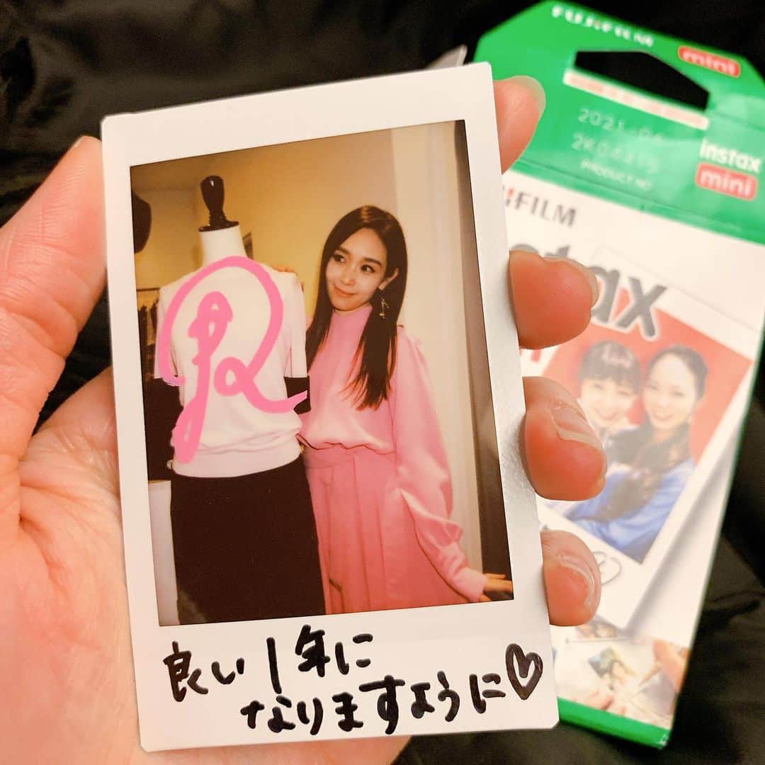 愛内里菜のインスタグラム：「おはようございます！﻿ 本日と明日2Days新横浜NEW SIDE BEACHでのライブです！﻿ ﻿ ライブグッズ2000円ごとに﻿ お買い上げの﻿ サイン入りチェキがあたるクジ引きは﻿ 外れても　捨てないでください‼️‼️﻿ ﻿ ﻿ もうワンチャンスあります😆🙌﻿ ﻿ ライブの最後﻿ そのクジの番号の中から﻿ 私がひとつ選びます☺️﻿ ﻿ 当選者は﻿ ステージに上がっていただき﻿ 私たちと記念撮影です😍﻿ ⭐️ ⭐️ ⭐️ ⭐️生配信 今日はネタばれしちゃうので 明日配信17でやります😊🎉 ﻿ ﻿ ﻿ #愛内里菜 改め#R として #歌手 再始動﻿ #垣内りか #垣内倶楽部 #バンド #バンド名 ﻿ #ライブ大好き #ライブツアー #ライブバンド﻿ #ライブハウス #ライブ #一体化 #絆 #盛り上がりたい #会いたい﻿ #感謝 #リスタート #アニバーサリー#20周年﻿ #新横浜﻿ #チェキ」