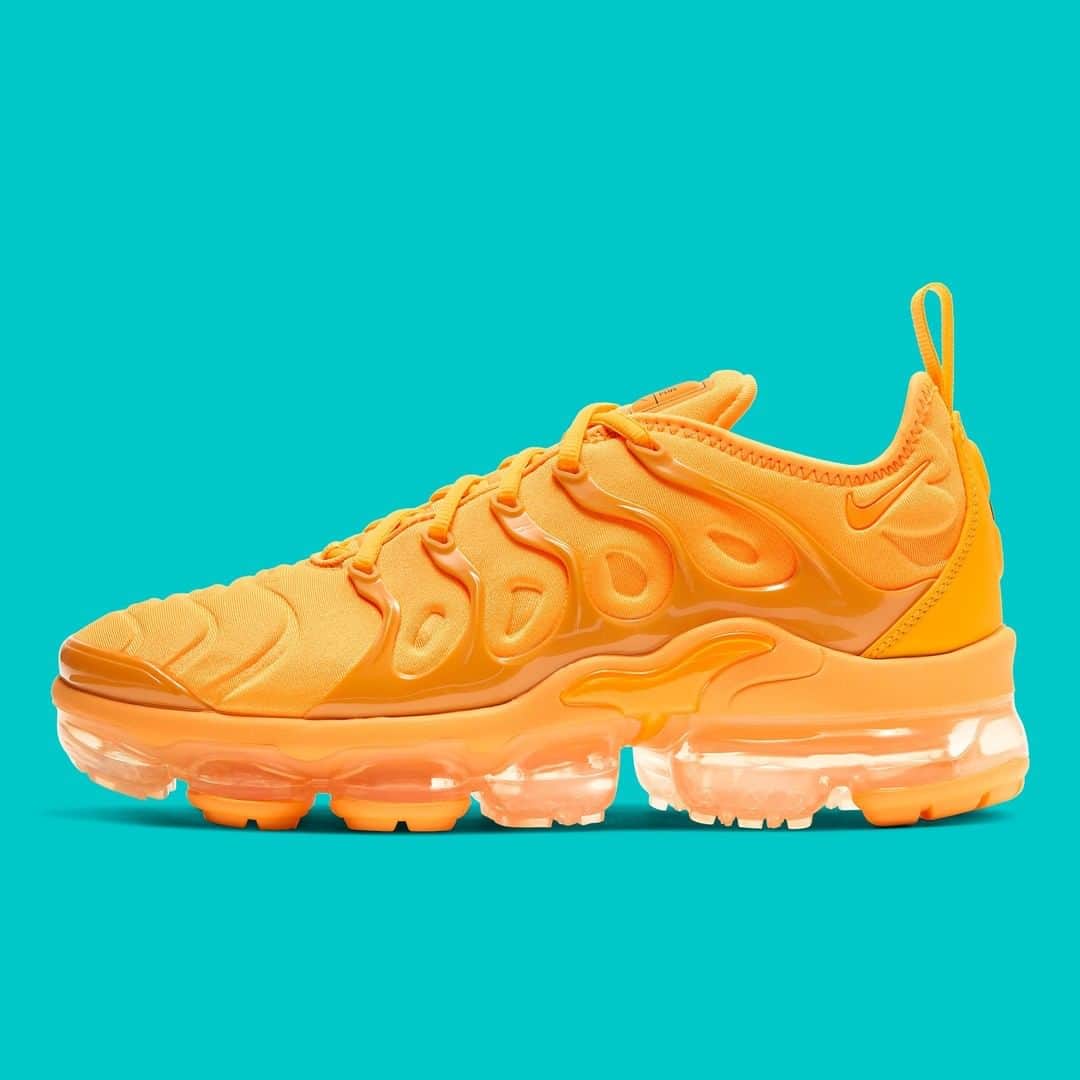 Sneaker Newsさんのインスタグラム写真 - (Sneaker NewsInstagram)「Time to inject some warmer hues to these cold months. The Vapormax Plus is arriving soon in this monochromatic orange hue! For more details on this upcoming Nike release, tap the link in our bio.」1月11日 10時00分 - sneakernews