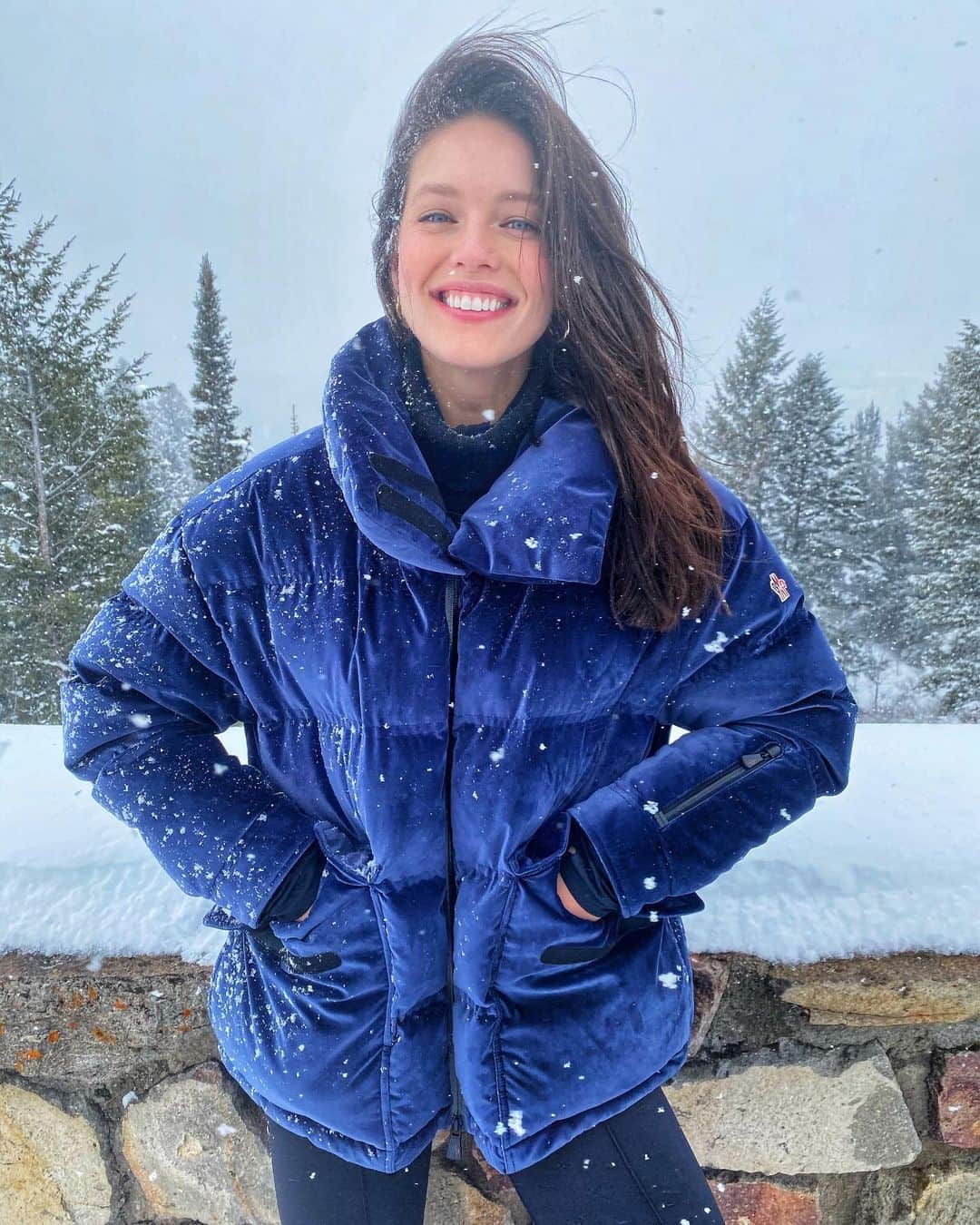エミリー・DiDonatoのインスタグラム：「New VLOG to my all time favorite place is now live on my Youtube channel. Link in BIO! 🎿 ❄️」