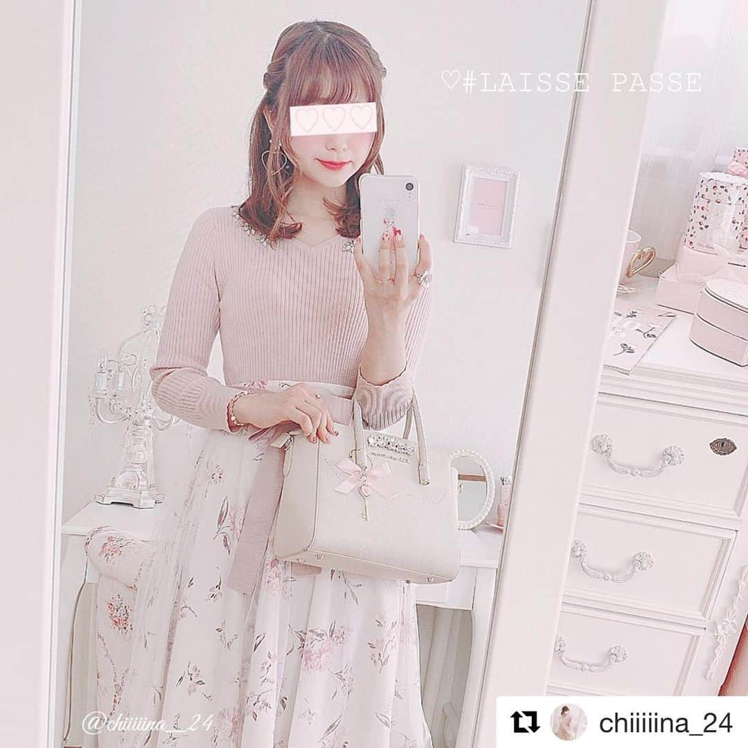 LAISSE PASSEさんのインスタグラム写真 - (LAISSE PASSEInstagram)「ご予約承り中です♡♡♡ ・・・ #Repost @chiiiiina_24 with @get_repost ・・・ .﻿ *⑅୨୧------------------------------------------ ୨୧⑅*﻿ ﻿ ♡🌷LAISSE PASSE ×Instagramユーザーコラボワンピース🌷♡﻿ ﻿ *⑅୨୧------------------------------------------ ୨୧⑅*﻿ ﻿ ﻿ ﻿ アパレルブランド( @laisse_passe )さんの商品企画に参加させて頂き仕上がったワンピースが届きました🌸💕﻿ ﻿ ﻿ ﻿ (だいぶ前に届いてて、直ぐにupしたかったですが、お仕事繁忙期だったため遅くなってしまいました（ ; ; ）)﻿ ﻿ ﻿ ﻿ この写真では、グレイッシュピンクのSサイズ(36)を着ています。﻿ ﻿ 以前、展示会にお邪魔した際にサンプル品のMサイズ(38)を試着させていただきました。﻿ ﻿ そのときのお写真は2019年11月9日の投稿にあります(´˘`＊)﻿ ﻿ ﻿ お花がいっぱいの可愛いプレスルームでお写真撮ってもらえたの嬉しかったです🌷笑﻿ ﻿ ﻿ ﻿ ﻿ サイズはS(36)、M(38)の2サイズ、お色は私が着ているグレイッシュピンクと白いニットにブルーグレーの花柄を合わせたライトグレーの2色展開です。﻿ ﻿ ﻿ ライトグレーはまだネットに2サイズともお在庫あります！💐﻿ グレイッシュピンクは、1月下旬～2月上旬入荷分の予約を受付中です。﻿ (ライトグレーの予約がないので、ライトグレーが欲しい方はご注意ください⚠️)﻿ ﻿ ﻿ バレンタインや春先まで着られる華やかなワンピースです💓🌷﻿ ﻿ ﻿ 展示会では、ワンピース×ぺたんこパンプスでしたが、おうちではショートブーツとコートを合わせてみました(*ᴗˬᴗ)﻿ ﻿ ﻿ 以下、以前の投稿とほぼ同じ文章ですが、こだわりポイントを記載致します。﻿ ﻿ ﻿ ＜＜こだわりポイント＞＞﻿ ﻿ ♡リブニット×花柄チュールのドッキングワンピース﻿ リブの縦ラインが上半身をスッキリ見せてくれます。﻿ また、ウエストの高い位置で切り替え、リボンでウエストマークすること、スカートはフレアシルエットにすることでスタイルup効果があります✨﻿ ﻿ ﻿ ♡ハートネック×キラキラビジュー﻿ ネックラインは流行りのハートネックにしました！開き具合にもこだわり、鎖骨がキレイに見え、下着が見えない開き具合です。レースインナーをチラ見せしても可愛いかと思います(^O^)﻿ 雪の結晶をイメージしたビジューを散りばめました❄️️﻿ グレイッシュピンクにはピンク系で、ライトグレーはクリアや乳白色です(*ᴗˬᴗ)﻿ ﻿ ﻿ ♡スカート丈﻿ 身長161センチの私で膝が出るか出ないかの丈感です。﻿ さえこさんコートのようなロングコートを羽織った時にスカートがちらっと見えるくらいの丈です。また、ショートブーツを履いた時にもバランス良いです。﻿ コートやショートブーツとのバランスを考え、このくらいの丈にしました° ✧ (*´ `*) ✧ °﻿ ﻿ ﻿ ♡袖口﻿ 袖口は、さらに細かいリブで、ちびスカラップデザインで可愛らしさをプラスしました。手首がキレイに見える七分袖です。﻿ 華奢ブレスや腕時計を付けても隠れません(*^ω^*)﻿ また、袖口にファーが着いてるコートを羽織ってもお袖がモコモコしません🐑💕﻿ ﻿ ﻿ ﻿ ﻿ ﻿ ■商品名：フラワーチュールドッキングワンピース﻿ ■サイズ：S、Mの2サイズ﻿ ■カラー：グレイッシュピンク、ライトグレーの2色﻿ ■お値段：￥27,000(税抜)﻿ ﻿ ﻿ ﻿ ﻿ ﻿ ┈ ┈ ┈ ┈ ┈ ┈ ┈ ┈ ┈ ┈ ┈ ┈ ┈ ┈ ┈ ┈ ┈༝༚༝༚♡﻿ ﻿  #laissepasse #laissepasseroom #レッセパッセ #レッセパッセルーム #フラワードッキングワンピース #花柄ワンピース #ドッキングワンピース #ハートネック #リブニット #袖口スカラップ #キラキラビジュー  #デートコーデ #女子会コーデ  #チュールスカート #グレイッシュピンク #ライトグレー #コラボ服  #さえこさんコート #ノーカラーコート #ビジューコート #失恋ショコラティエ #jillbyjillstuart #ジルバイジルスチュアート #randa #ランダ #ショートブーツ #チャンキーヒール #lulufleurir #ルルフルリール .﻿ ﻿ ┈ ┈ ┈ ┈ ┈ ┈ ┈ ┈ ┈ ┈ ┈ ┈ ┈ ┈ ┈ ┈ ┈༝༚༝༚♡」1月11日 10時17分 - laisse_passe