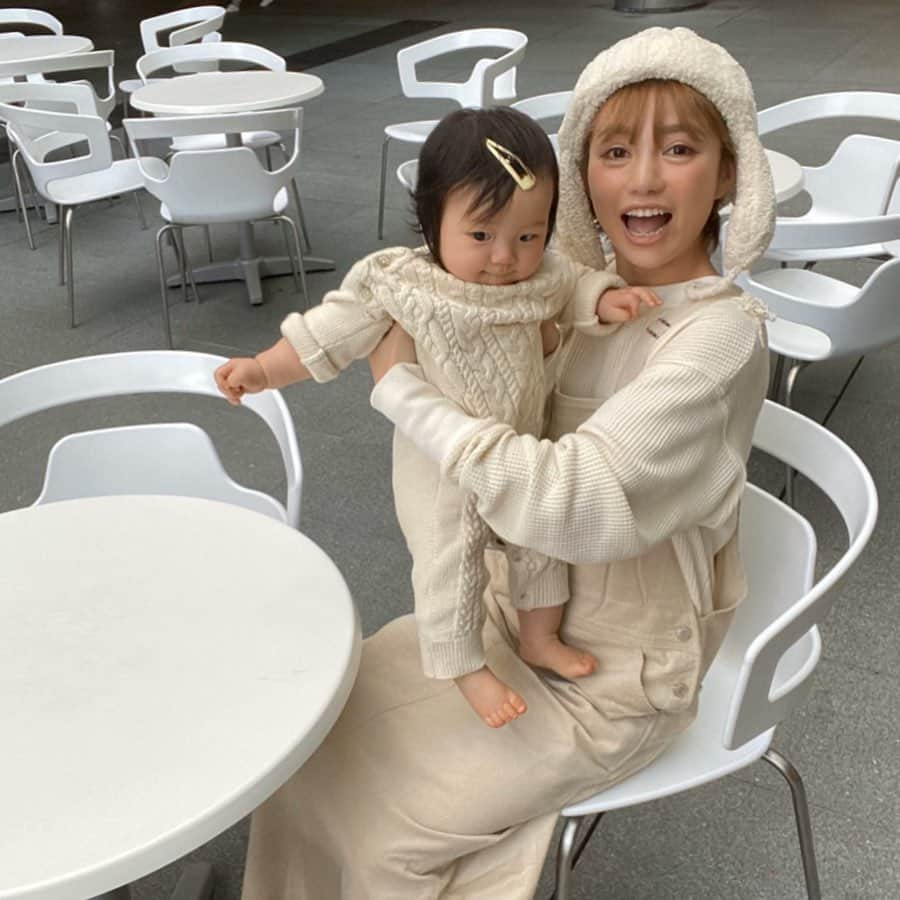 長谷川あやさんのインスタグラム写真 - (長谷川あやInstagram)「❄️❄️❄️ #baby #mama #令和ベイビー #生後7ヶ月 #0歳 #赤ちゃんのいる生活 #新米ママ #女の子ママ #小夏のいる生活 #親子コーデ #arholiday #アンティローザホリデー　#arholiday_ootd #fashion #ootd #outfit #code #coordinate #style #ママコーデ #152せんちこーで #リンクコーデ ・ ・ ・ うわぁーまた靴下🧦勝手に脱いで どこかに捨てとるううううう🤣🤣🤣💦 （何足買っても足りない🙄） ・ 授乳しにくいかと思ってずっと諦めてた オールインワンのアイテムなんだけど 特に変わらなかった‼️笑 もっと早く着ておけばよかったー‼️笑 @arholiday ・ 六本木はブーツ履いたり パンプス履いたり意識高めのママさん たくさんいてちょっとわたしも 頑張らなくてはと思いました👧💭笑（毎日スニーカー）」1月11日 10時16分 - ayasuke_0516