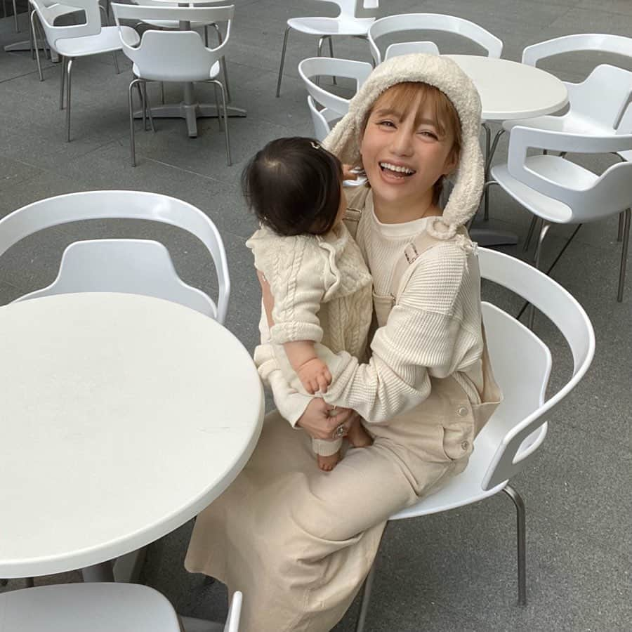 長谷川あやさんのインスタグラム写真 - (長谷川あやInstagram)「❄️❄️❄️ #baby #mama #令和ベイビー #生後7ヶ月 #0歳 #赤ちゃんのいる生活 #新米ママ #女の子ママ #小夏のいる生活 #親子コーデ #arholiday #アンティローザホリデー　#arholiday_ootd #fashion #ootd #outfit #code #coordinate #style #ママコーデ #152せんちこーで #リンクコーデ ・ ・ ・ うわぁーまた靴下🧦勝手に脱いで どこかに捨てとるううううう🤣🤣🤣💦 （何足買っても足りない🙄） ・ 授乳しにくいかと思ってずっと諦めてた オールインワンのアイテムなんだけど 特に変わらなかった‼️笑 もっと早く着ておけばよかったー‼️笑 @arholiday ・ 六本木はブーツ履いたり パンプス履いたり意識高めのママさん たくさんいてちょっとわたしも 頑張らなくてはと思いました👧💭笑（毎日スニーカー）」1月11日 10時16分 - ayasuke_0516