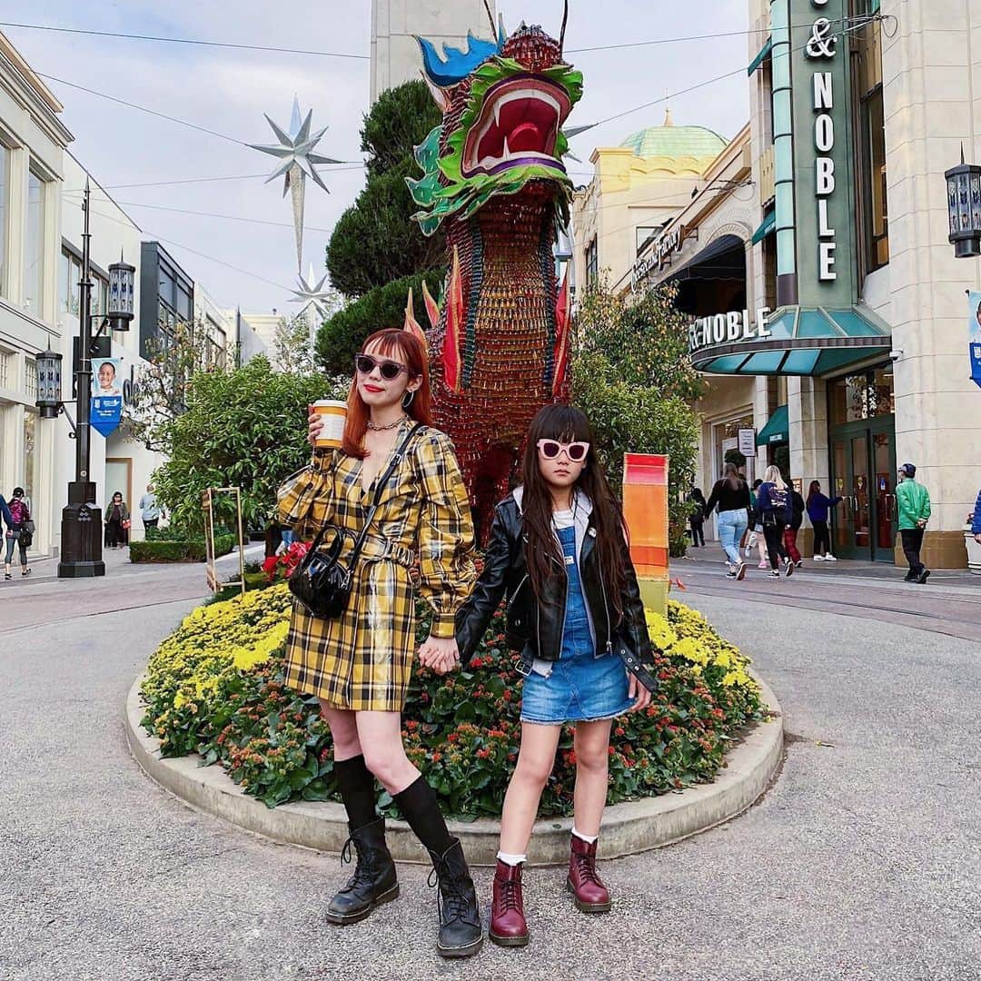 Zooey Miyoshiさんのインスタグラム写真 - (Zooey MiyoshiInstagram)「Our first friend visiting from Tokyo of the year @setoayumi ! Ayumi just started a new brand called @dear_sisterhood and is here to shoot her lookbook. Of course we took her to @thegrovela for a little hang time 🥰 Ayumi loves American vintage and has been to so many iconic places in America than we have!!! See how much we’ve grown since the first time we met 👉🏻 #zooeyxayumi」1月11日 10時20分 - zooeyinthecity