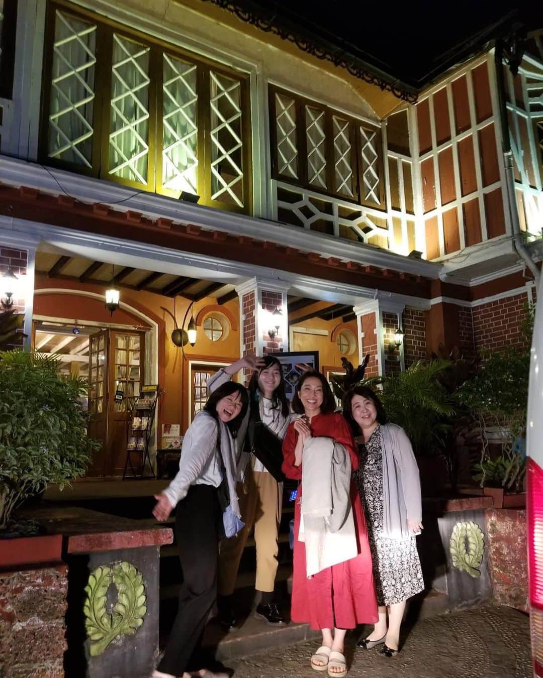 羽田美智子さんのインスタグラム写真 - (羽田美智子Instagram)「今、ヤンゴンに来ています✈️ 今朝、夢の中でドアのノックの音がして目が覚めて、何気なくカーテンを開けたら満月が🌕‼️ お月様がドアをコンコンしてくれたのかな(笑)？ 今年最初の満月🌕シェアしましょ😉  日本を発つとき、富士山の側を通過✈️ またまた巨大なアポロチョコ😊、、 日本が誇るとってもとっても素晴らしい山ですね🗻  今日はこれから『国際ドラマフェスティバル』のイベント です。 ドラマ『花嫁のれん』がこちらミャンマーで放送されていまして、また再放送も決まったそうです。 嫁姑問題は世界共通で『花嫁のれん』今では20ヶ国以上で放送されているのです。 有難いことです❤️ 日本のドラマ、文化の良さを伝えられるように行ってきます❤️‼️ #ミャンマー #ヤンゴン #国際ドラマフェスティバル #満月 #花嫁のれん #日本ドラマ」1月11日 10時22分 - michikohada