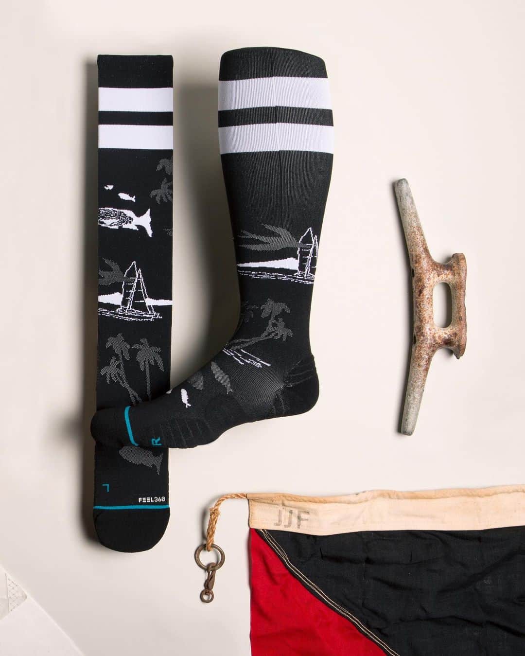 ジョン・ジョン・フローレンスのインスタグラム：「My partners at @stancesocks and I are doing some fund raising for Australia in their time of need. For the next two weeks, we will be donating 100% of profits from sales around this ✈️sock we created together. The funds will be going to @world_wildlife Australia. Please help if you can !」