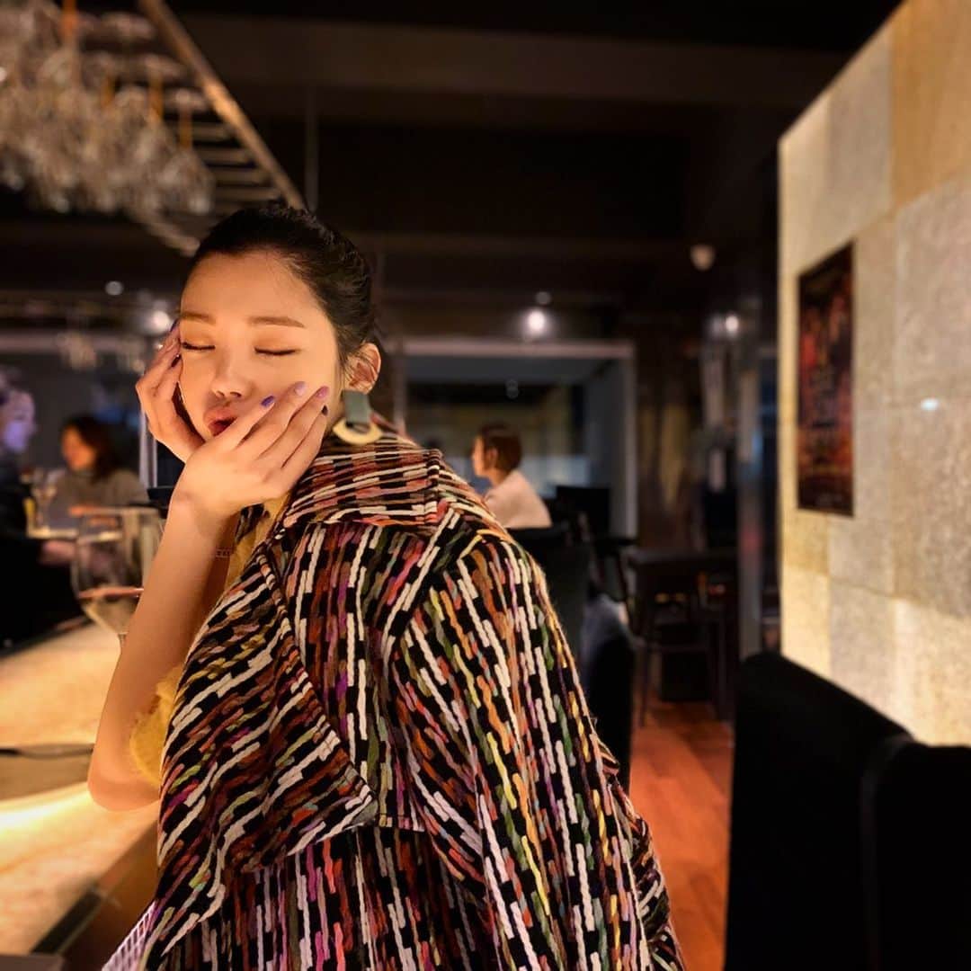 リジ のインスタグラム：「٩(ˊᗜˋ*)و좀 된 사진 오늘도 화이팅여러분💜 아 주말이구나... 즐주🥰」