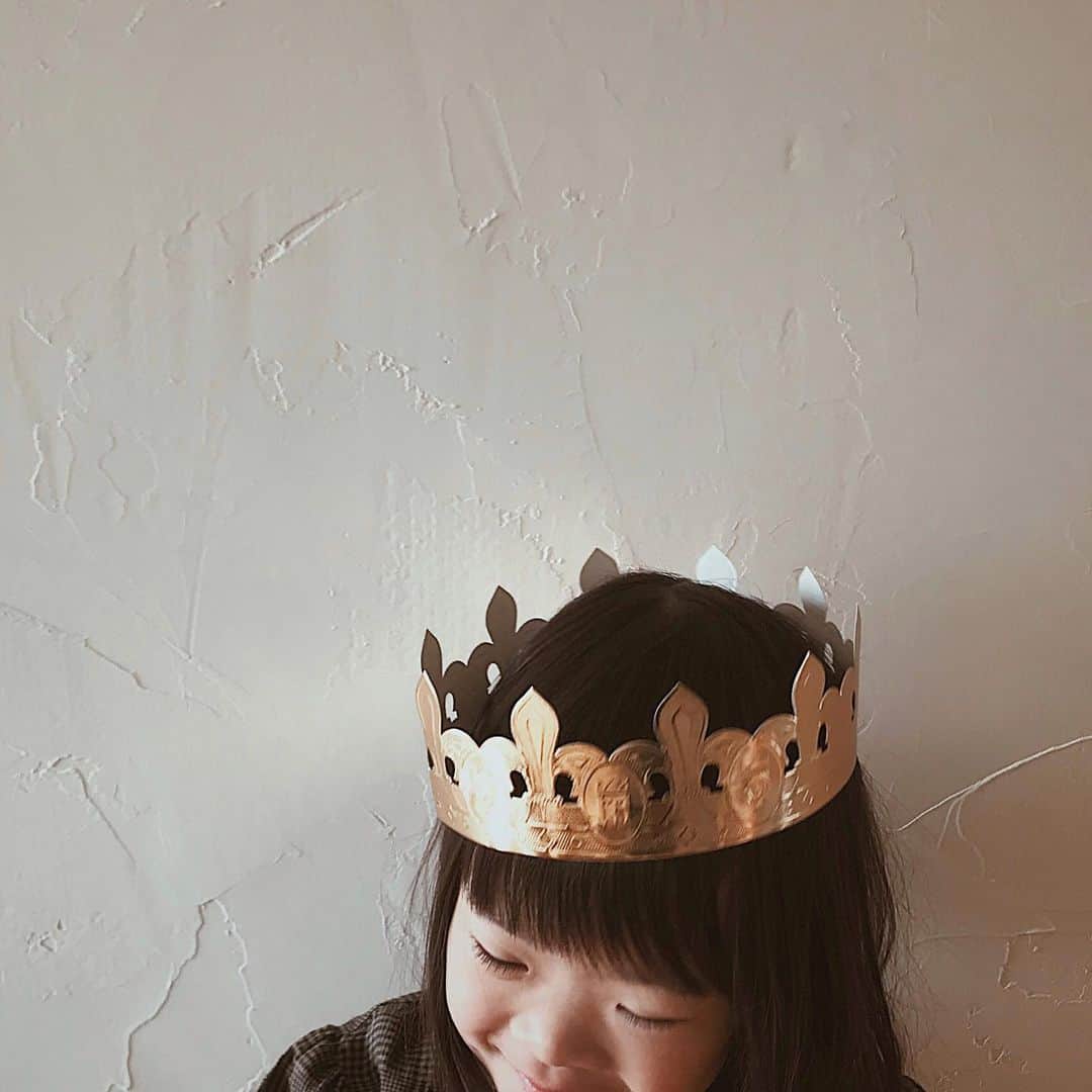 Yuiのインスタグラム：「. 娘とタイマンな ガレット・デ・ロワは 2人で分けるには大きすぎて どちらにも当たらないという アクシデント発生。 ただティアラの有無関係なく 娘の態度はいつも女王様である🤷 #galettedesrois」