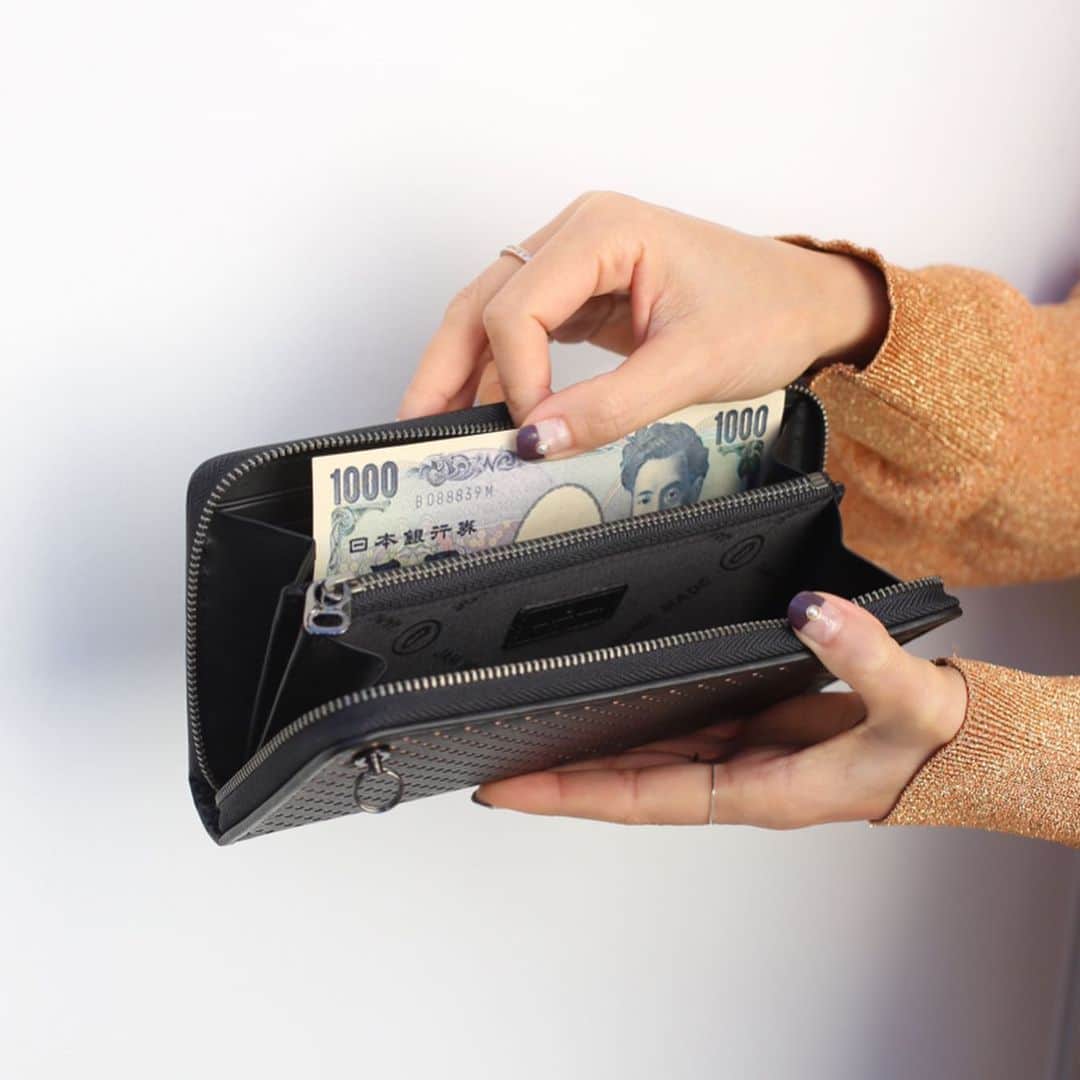 ジャムホームメイドさんのインスタグラム写真 - (ジャムホームメイドInstagram)「小さいお財布も良いけど、長財布も沢山収納できて便利。 JAMの〈パンチングレザー〉を用いたウォレットシリーズは独特エイジングと、大きなキズが目立ちにくいのが特徴。 男女問わず使える仕様だからプレゼントにもぴったりです。  #財布 #長財布 #ロングウォレット #誕生石 #ウォレット #春財布 #メンズファッション #レディースファッション  #jamhomemade #ジャムホームメイド」1月11日 10時37分 - jamhomemade_shop