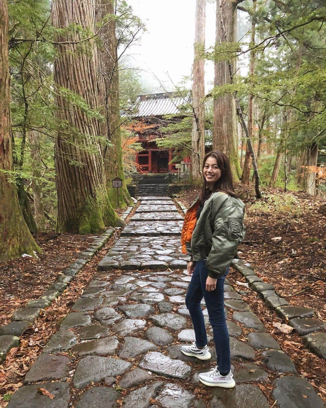 中林美和さんのインスタグラム写真 - (中林美和Instagram)「日光は二荒山神社別宮の瀧尾神社へ。 参拝に来てる人は他に誰もいなくて、 生い茂る木々の中にある参道は まるで別世界にいるように神秘的。 境内の3本の御神木には 田心姫命が降臨したところと伝えられていて、 日光山の神が宿っているそう。 神聖だけどずっと暖かみを感じるようなところ。 もの凄いパワーを全身に浴びるように頂いて、 新年にお詣りできて良かったです⛩ 皆さんにもこのパワーをお裾分け✨✨✨ .  #日光#日光の聖地#瀧尾神社#お詣り#パワースポット」1月11日 10時51分 - miwanakabayashi