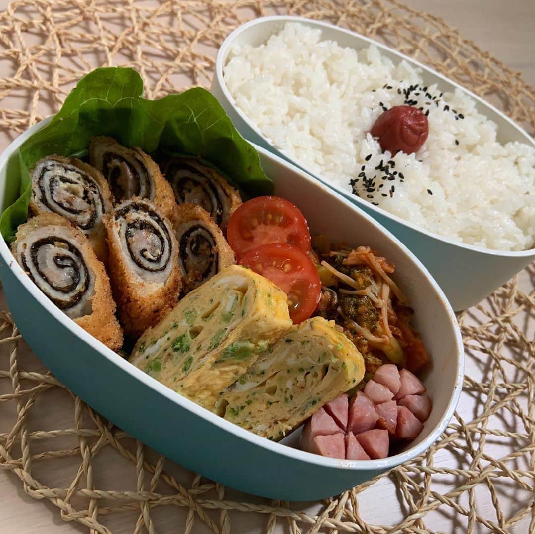 本田しおりさんのインスタグラム写真 - (本田しおりInstagram)「#今日のお弁当  #豚ロースタルタル海苔巻き揚げ #ブロッコリー入りネギ塩卵焼き #えのきとベーコンとブロッコリーのトマト煮#ウインナー  #今日のおにぎり🍙 #福さ屋の明太子🍙 #鮭わかめ混ぜご飯🍙  #お弁当 #本田弁当 #旦那さん弁当 #神ちゃん弁当」1月11日 10時49分 - _shiori_honda_