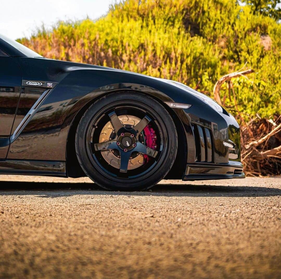 のインスタグラム：「Best foot forward this weekend. #FridayFeeling #NissanGTR 🚗 @mguarro_r35 📸 @bap_sd」
