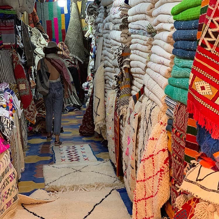 アーバンリサーチさんのインスタグラム写真 - (アーバンリサーチInstagram)「-モロッコのラグ展 by marco-﻿ ﻿ ﻿ モロッコの大西洋岸の港町「エッサウィラ」。モロッコの伝統工芸品などの良品が集まる街として、世界中の人々を魅了しています。﻿ ﻿ モロッコの逸品が集まるエッサウィラからバイイングしたラグを中心に、実店舗を持たずオンラインストアのみで販売している「marco (マルコ)」。﻿ この度、「モロッコのラグ展」と題し、関西で初となるイベントをアーバンリサーチ なんばCITY店にて開催いたします。﻿ ﻿ イベントに合わせてエッサウィラにて厳選した、上質なウールで編み込まれたベニオワレンのラグやプフを中心に、ウールをベースに、天然染料で染色したコットン、ウール、古布を幾何学的図形やパターンで手織りしているアジラルのラグも合わせて販売いたします。﻿ ﻿ 同じモロッコで作成された対照的な印象の2種類のラグは、インテリアコーディネートに新たなスパイスを加えてくれます。﻿ ﻿ 全て手織りで1点モノとなるラグを、ぜひこの機会にご覧くださいませ。﻿ ﻿ ﻿ 【開催期間】﻿ 2020年1月15日(水)〜2月2日(日)﻿ ﻿ 【開催店舗】﻿ アーバンリサーチ なんばCITY店﻿ ﻿ ﻿ -----﻿ marco プロフィール﻿ インスタグラム @marco.worldbuyer﻿ オンラインストア：https://marcoworldbuyer.com/﻿ ﻿ 出会うまえからそれぞれ世界中の良いものを見つけたり探したりするのがすきだったふたり。﻿ ﻿ まだ2人とも旅した事のない国を求めて出会ってすぐにモロッコ行きを計画。﻿ ﻿ 二人が好きなサーフィンをしながら海岸線をただひたすらに…カサブランカからあてもなく南へと車を走らせました。﻿ 観光客に人気のマラケシュやシャウエン フェズとはまったく違うルートへ。﻿ 数々のハプニングやトラブルを乗り越えてながら…﻿ ﻿ 広々とした大地で群れをなす羊たちの情景。言葉にならないほどのサンライズやサンセットを浴びながら車を走らせること数日。﻿ ﻿ 海沿いの街エッサウィラ(世界遺産)へたどり着きました。﻿ ﻿ 絶えず吹き抜ける貿易風とともにヨーロッパ アラブ アフリカ諸国の商人、そして世界中の芸術家たちのエネルギーが溶け込んだメディナに迷い込んで行きました。﻿ ﻿ そこで﻿ 美しいモロッコラグ達と出会いました。﻿ -----﻿ ﻿ ﻿ ﻿ #ベニオワレン﻿ #ベニワレン﻿ #アジラル﻿ #モロッコ﻿ #モロッコラグ﻿ #Morocco﻿ #urbanresearch﻿ #なんばcity﻿ #marcoworldbuyer」1月11日 10時55分 - urban_research