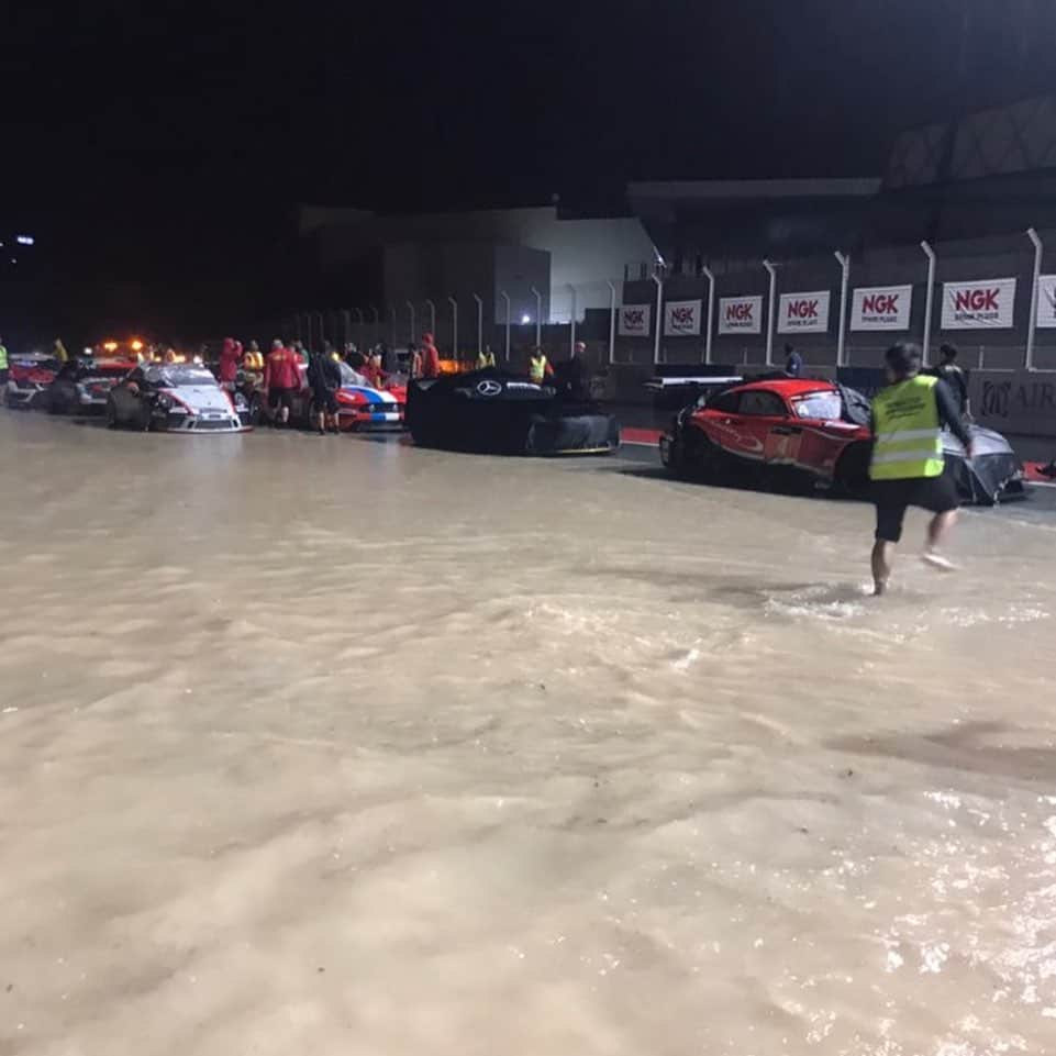 柳田真孝さんのインスタグラム写真 - (柳田真孝Instagram)「. Dubai24レースは夜中から大雨により赤旗 . 更にサーキット自体の排水性能が悪く、ピットを含め各箇所で浸水😱 . 残り9時間。まだ復旧しなそう。 . #dubai24h #atlasbxmotorsports」1月11日 10時59分 - masatakayanagida