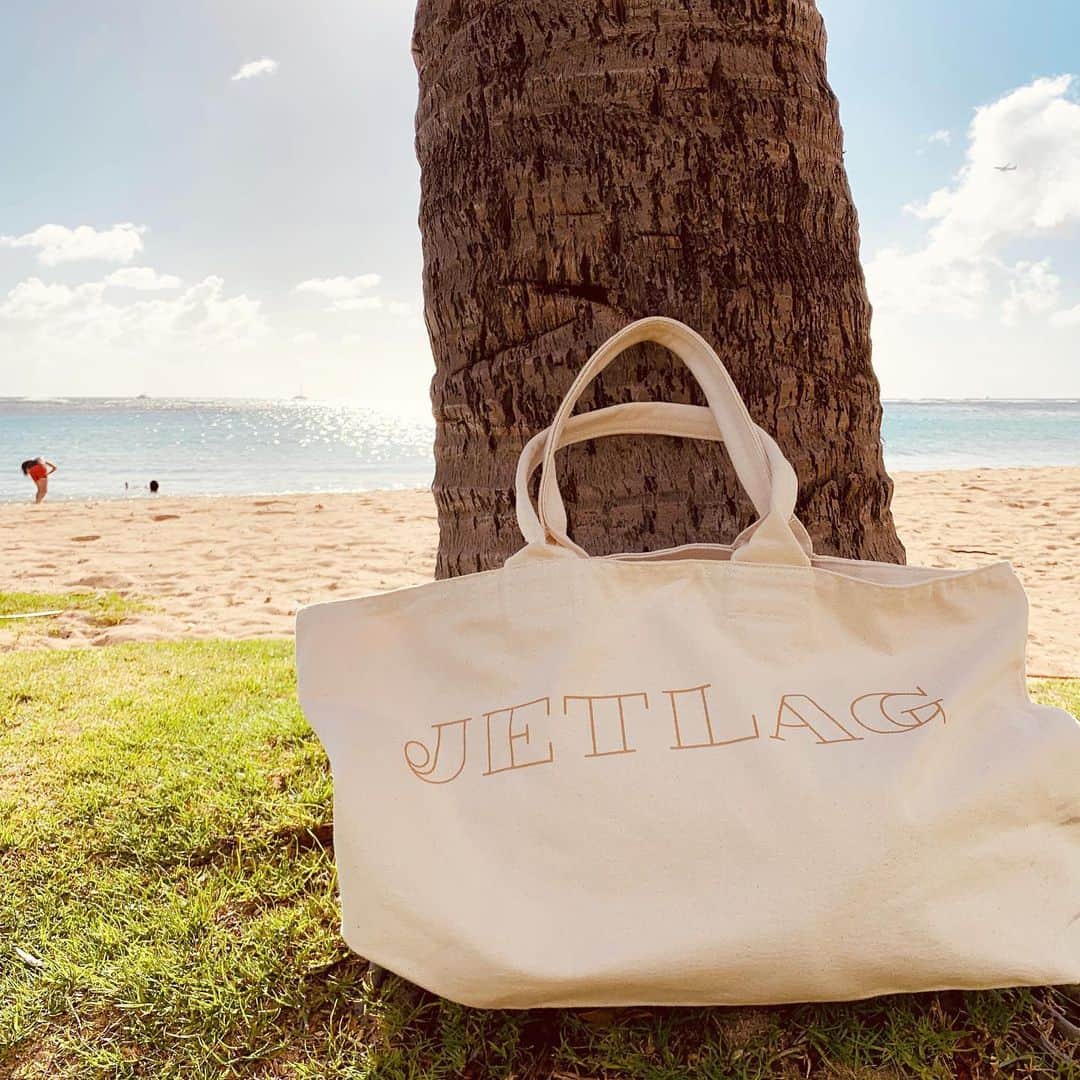 eight o eight のインスタグラム：「𓇬 . JET LAG BIG tote bag . . ジェットラグ ＝ 時差ボケ の意味 . . ファスナー付きの 大きめトートバックは 808storeのロングセラー アイテムです 𓇬 𓇬 今回のハワイでも 大活躍でした . . . #beach #sea #beachhouse #beachstyle #beachgirl #california #aloha#hawaii#アロハ #ビーチ雑貨 #ビーチハウス #ビーチスタイル #ビーチライフ #ハワイ#ハワイアン #ハワイ雑貨 #ビーチ雑貨 #カリフォルニア雑貨 #カリフォルニアライフ#カリフォルニアスタイル#雑貨#海 #海を感じる雑貨」