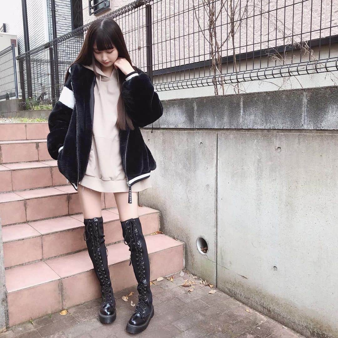 高木波夏のインスタグラム：「Today's code ‪‪❤︎‬ . ずっと欲しかったロングブーツをGETしたので、パーカーと合わせてみました💬 . Melt the Ladyのお気に入りのパーカー大きめサイズでめちゃくちゃかわいいの･･･ . たまには大人っぽいのもいいかな ？♡」