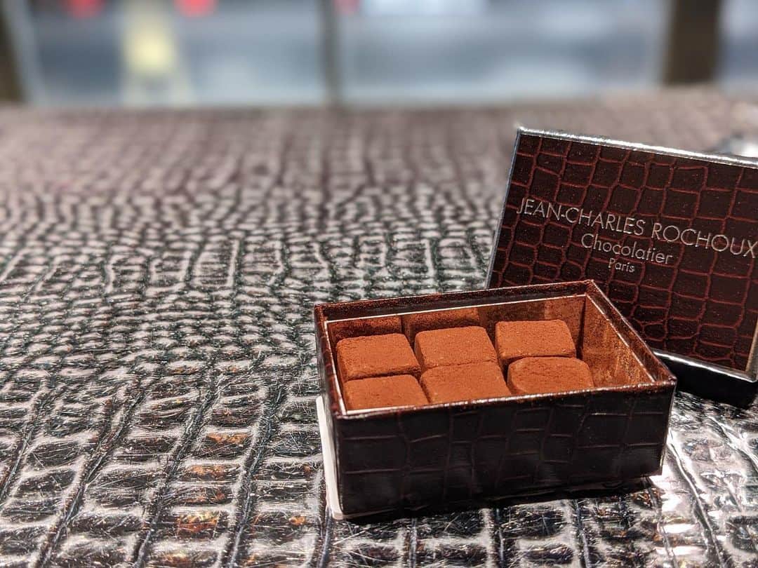 藤田敦子さんのインスタグラム写真 - (藤田敦子Instagram)「ㅤㅤㅤ インパクト大なチョコがお出迎えしてくれました。 生チョコと、山椒チョコ、ブラックペッパーチョコが とてもとても美味しかったー🤤 ㅤㅤㅤ #chocolate #チョコレート #jeancharlesrochoux」1月11日 11時11分 - blenda0305