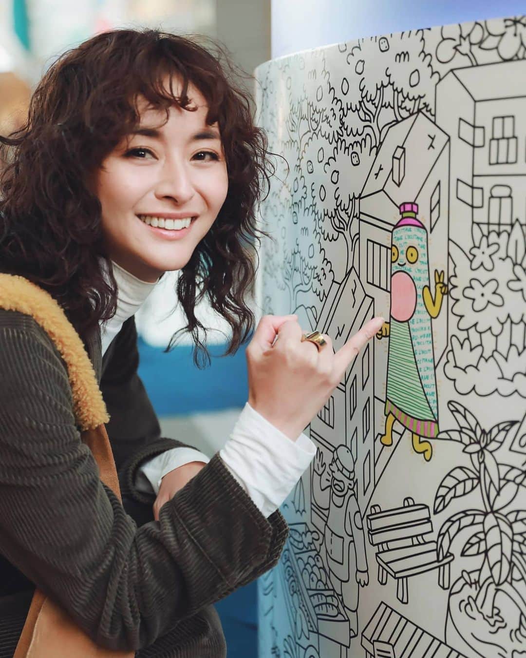 のインスタグラム：「@loccitane x @omy_maison #PR #ロクシタン のシアハンドクリームと人気イラストレーターOMYの塗り絵が体験できる楽しい #ロクシタンぬりえランド が、この三連休に二子玉川RIZEガレリアに登場。画家風の装いで行ってきました。真剣、ハマりました😆 🎨 塗り絵トートバッグが当たるクイズや2020年を占うおみくじなど、休日のお出かけプランにおすすめです。就寝前のハンドケアも忘れずに。顔と一緒、毎日の習慣が美の秘訣✨」