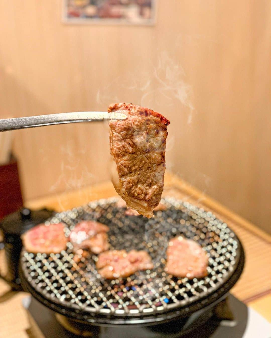 Yukicoさんのインスタグラム写真 - (YukicoInstagram)「🐄・⋆*¨*•.¸¸♪ 𝒚𝒂𝒌𝒊𝒏𝒊𝒌𝒖 𝒀𝑨𝑴𝑨𝑲𝑨𝑾𝑨  先斗町で大人気の焼肉店🥩 上質な牛肉を取り扱う安ウマ大阪グルメ最強店 「焼肉やまかわ高槻」  海外からの観光客からも大人気の焼肉店 本拠地は高槻にあります🐄  そして 焼肉やまかわには イートインができる精肉店もあるんです🥩  精肉店に並んでいるすべての商品を 召し上がっていただけます🥢🔥 ※但しドリンクのオーダー🥤が必須となり〼  味のついてない肉は味付けしてくれますよ🧂  常連さんも多く 煙に誘われ💭💭ついつい並んでしまうシステム💭 列が絶えない精肉店でした🥩  コロッケはよ、よよよよ45円⁉️😳 安ぅうううううううううう  ちゃっちゃと並ばないと 売り切れるぅーー  衝撃の破格ランチもやって〼 ————————————————————— 『 肉のやまかわ 』@yakiniku_yamakawa @nikunoyamakawa ‪大阪府高槻市北園町13-22‬ 阪急高槻市駅 徒歩３分 ⏰ 営業時間 ‪11:00 〜 20:00‬ 📞 ‪072-668-1171‬ ‥‥‥‥‥‥‥‥‥‥‥‥‥‥‥‥‥‥‥‥‥‥‥‥‥‥‥‥‥‥‥‥‥‥ #関西グルメ#高槻グルメ#関西焼肉#高槻焼肉#精肉問屋のやまかわ#PR#焼肉やまかわ #焼肉 #焼肉ランチ #ステーキ #高槻 #高槻グルメ#冷麺 #コスパ最強 #コスパ最高#和牛焼肉 #コスパ #肉 #肉食女子#肉寿司 #大阪グルメ #肉スタグラム#高級焼肉 #卸売 #夜飯 #食スタグラム #よるごはん #夜ごはん#B級グルメ #高槻焼肉 #精肉店#肉好きな人と繋がりたい」1月11日 16時52分 - yukicolifecom