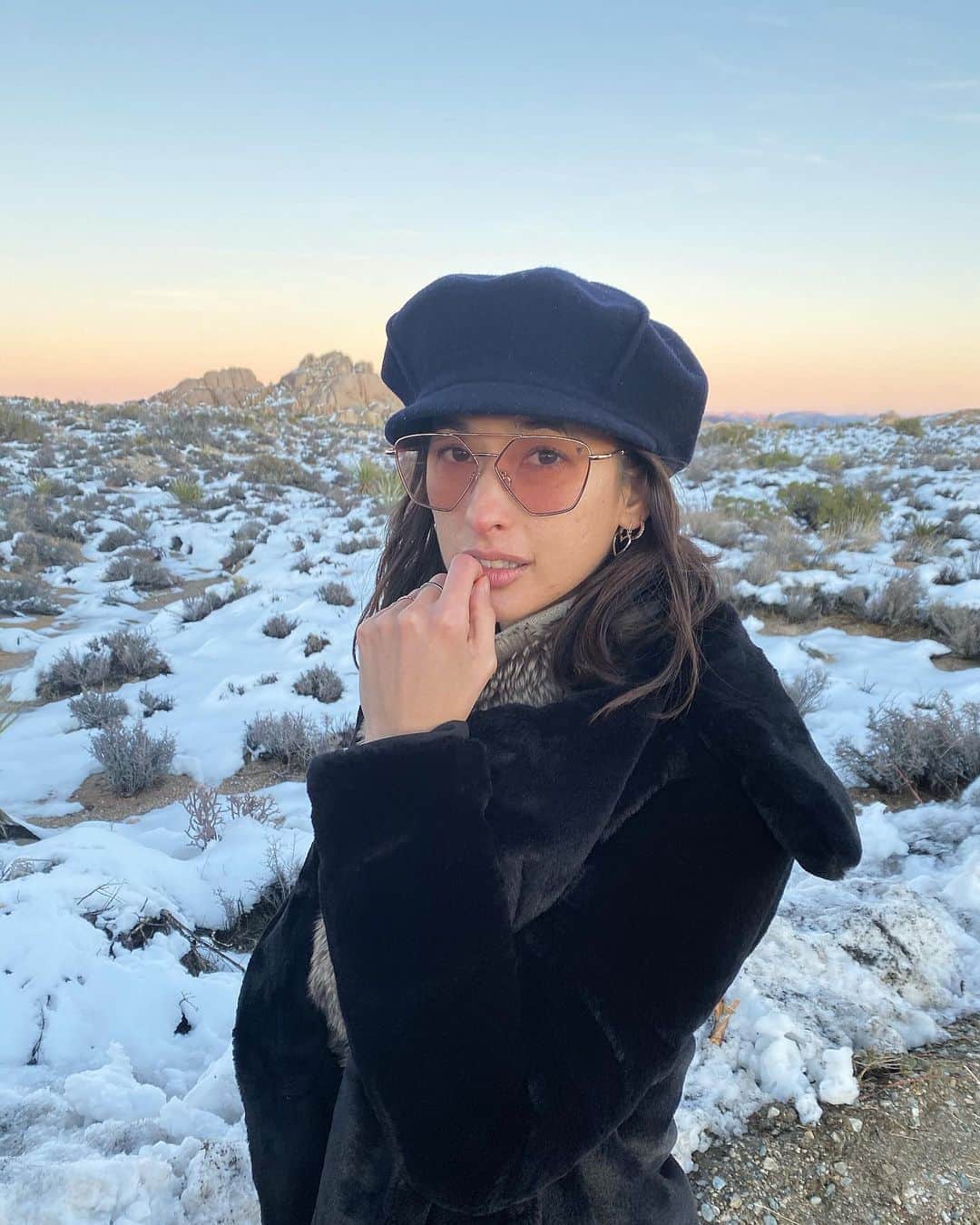 メロディー洋子のインスタグラム：「Thank you to the Mother, for She is the most incredible spirit I know. 🙏  Thank you to all of the mothers everywhere and anywhere. No one would exist without you. Thank you to all of the fathers everywhere and anywhere. No one would exist without you. 🌟🌎🌍🌏🌟 This New Years was spent connecting to the depth and color of my life. Moments in front of Mother Nature like this gives me the opportunity to bow down at her feet. I am so honored to be humbled by this existence because I know that it is all love. And she blesses me with the sweetest treat at Joshua Tree National Park on Dec 31.  Posting and sending good vibes around the world!  Love, Melody ❤️」
