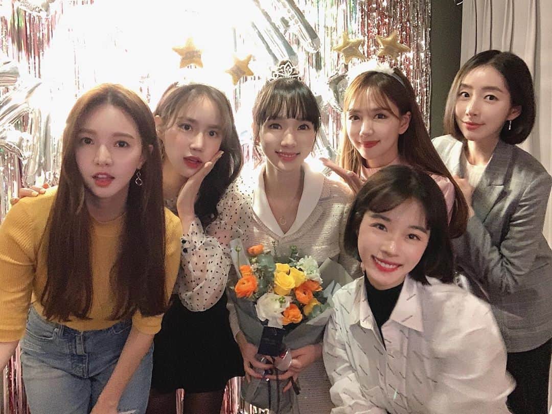 ミンヒ のインスタグラム：「울 공쥬언니들 다모임🥰 언니들덕에 행복한 생일파티✨ 울 온니들 알라뷰😘😘 #청담스케줄#민희생일」