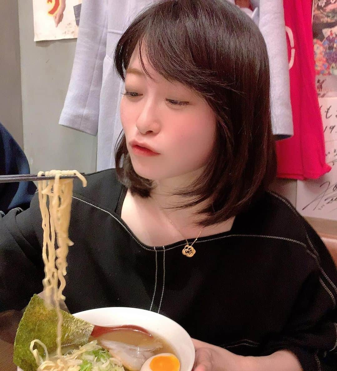 本谷亜紀さんのインスタグラム写真 - (本谷亜紀Instagram)「年始はももまるラーメンで、会社のラーメン部の新年会🥺🥺❤️最高のラーメンで一年を始められて大満足㊗️桃ちゃん、最高のももてなし（おもてなし）ありがとうございます😊 ㅤㅤㅤㅤㅤㅤㅤㅤㅤㅤㅤㅤㅤ 今日から怒涛のラーメンロケラッシュ🍜まずは名古屋に来てるよ〜😚みんなに楽しい情報お届け出来る様に頑張る👍 #ももまるラーメン　#渋谷ラーメン　#ラーメン #らーめん #拉麺 #라면#ramen#noodle  #つけ麺 #まぜそば #汁なし #麺 #麺活 #ラーメン巡り #ラーメンインスタグラマー #麺スタグラム #rameninstagramer  #travel #foodie」1月11日 11時36分 - akichi0518_ramen