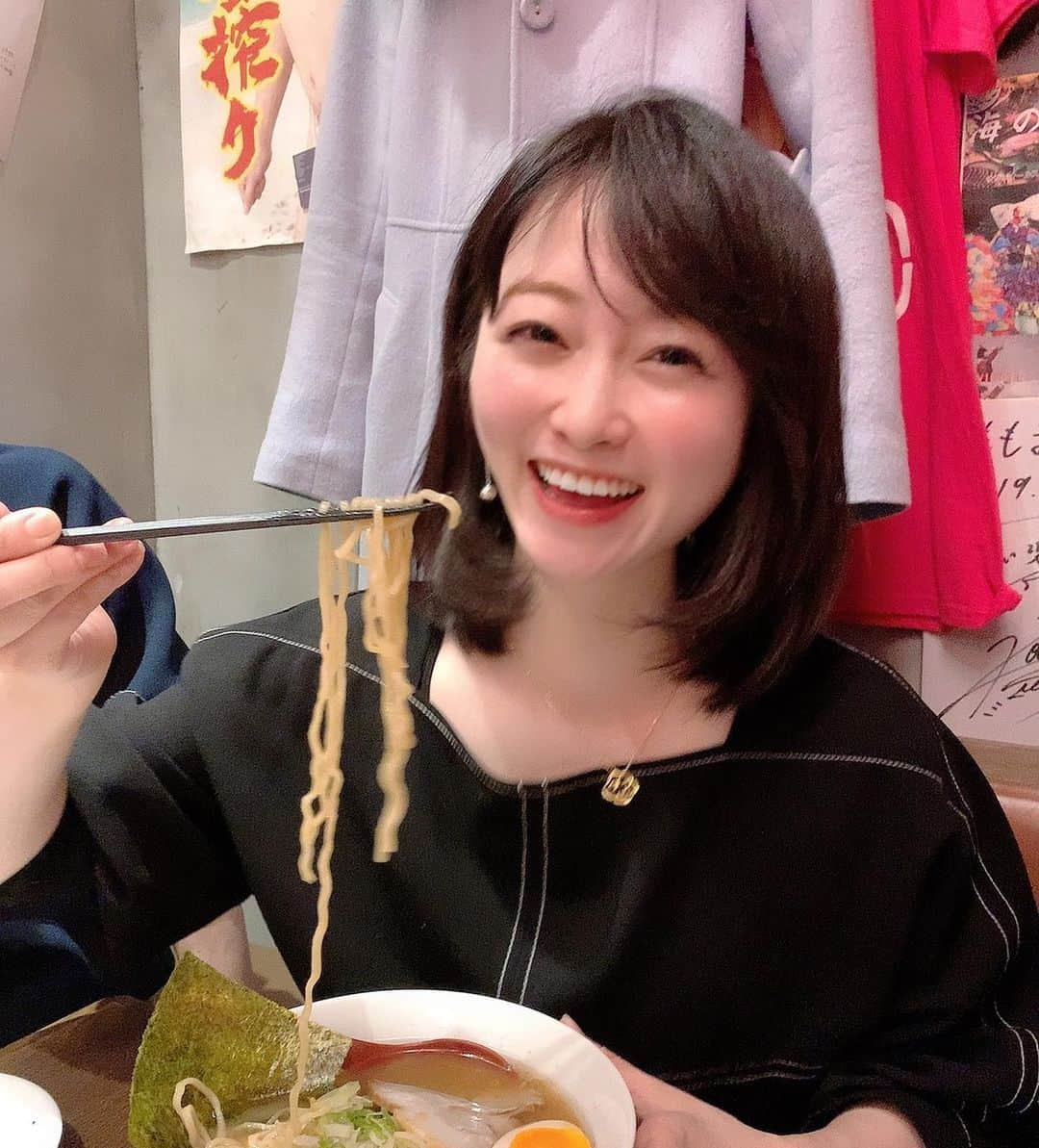 本谷亜紀さんのインスタグラム写真 - (本谷亜紀Instagram)「年始はももまるラーメンで、会社のラーメン部の新年会🥺🥺❤️最高のラーメンで一年を始められて大満足㊗️桃ちゃん、最高のももてなし（おもてなし）ありがとうございます😊 ㅤㅤㅤㅤㅤㅤㅤㅤㅤㅤㅤㅤㅤ 今日から怒涛のラーメンロケラッシュ🍜まずは名古屋に来てるよ〜😚みんなに楽しい情報お届け出来る様に頑張る👍 #ももまるラーメン　#渋谷ラーメン　#ラーメン #らーめん #拉麺 #라면#ramen#noodle  #つけ麺 #まぜそば #汁なし #麺 #麺活 #ラーメン巡り #ラーメンインスタグラマー #麺スタグラム #rameninstagramer  #travel #foodie」1月11日 11時36分 - akichi0518_ramen