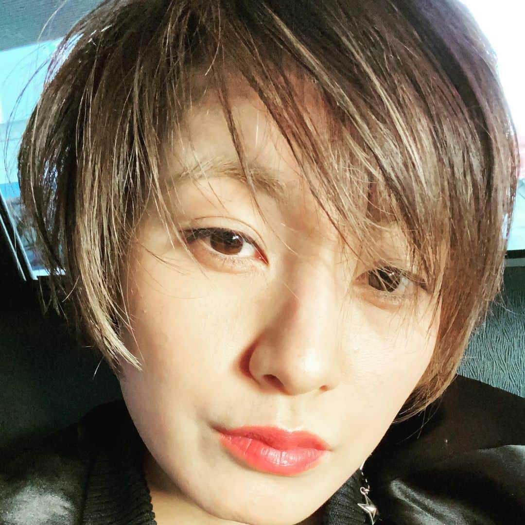 西山茉希さんのインスタグラム写真 - (西山茉希Instagram)「来世はメンズ。 で、おなしゃす。  m(__)m  #男顔 #ショート #💄」1月11日 11時30分 - maki.nshiyama50