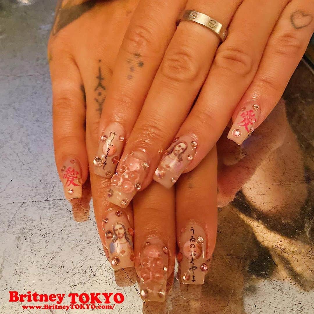 Britney TOKYOさんのインスタグラム写真 - (Britney TOKYOInstagram)「Pink princess🎀 @ritaora  #nailart #nails #ネイル #britneytokyo  Using: @naillabousa presto #64 clear base gel, Top gel , Agega  Charm on non-wipe gel」1月11日 11時50分 - britneytokyo