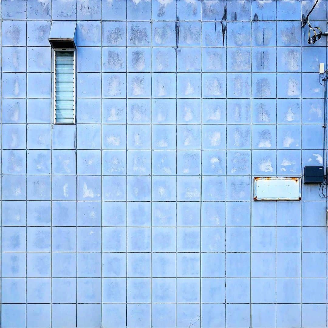 tsuno2noのインスタグラム：「11.January.2020 Tetris🎮 . #ザ壁部 #igersjp #instagram #こんななの #minimalint #9minimal7 #ic_minimal #arkiminimal #rsa_minimal #indies_gram #tv_simplicity #jj_minimalart #arte_minimal #タグキング👑 #minimalmood #shotoniphone #soulminimalist #indies_minimal #minimal_greece #instagramjapan #buildingstylesgf #ig_minimalshots #unlimitedminimal #paradiseofminimal #minimal_perfection #ihaveathingforminimal #LOVES_UNITED_MINIMAL .」