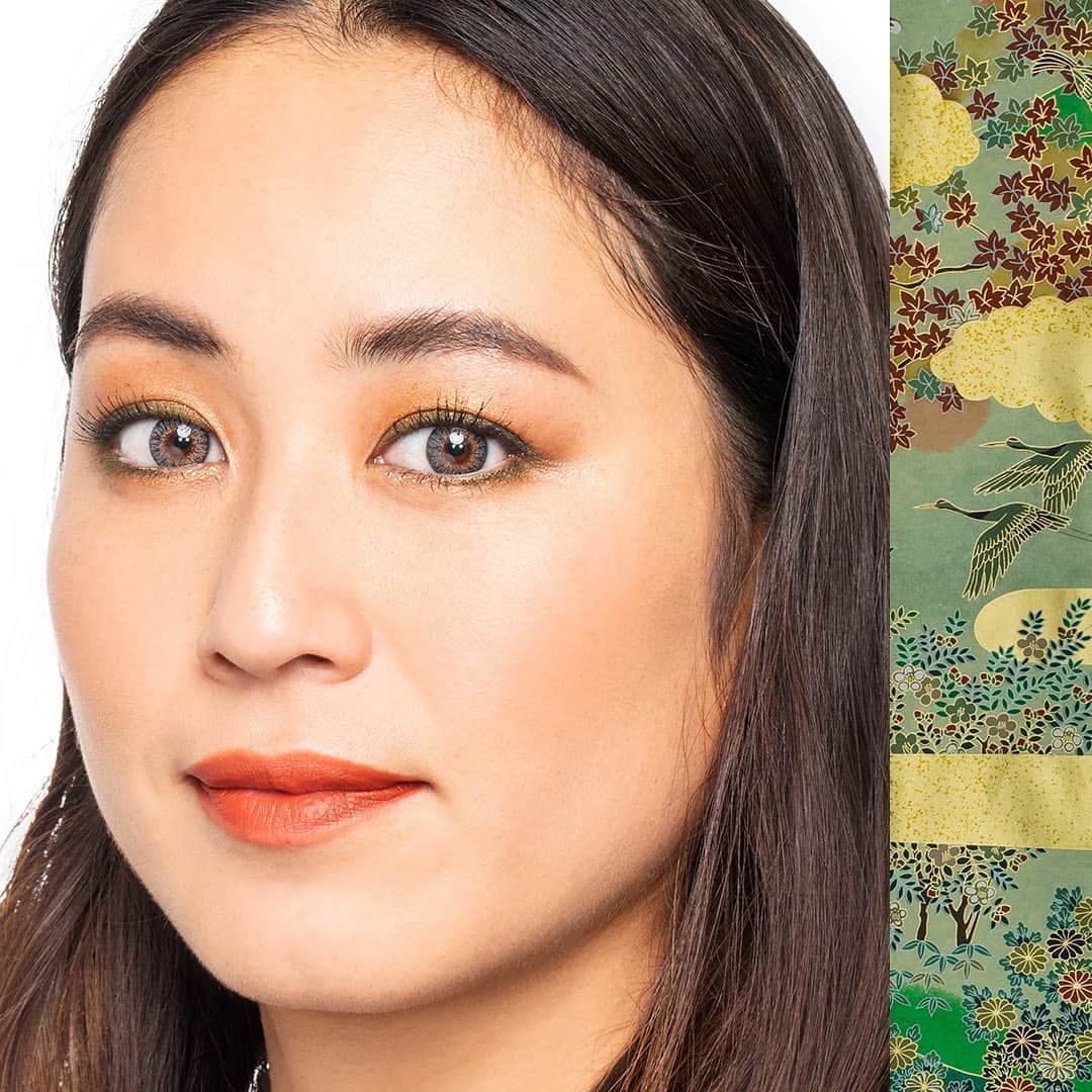M∙A∙C Cosmetics Japanのインスタグラム：「ㅤ 1月13日は成人の日👘✨ 2020年人気の振袖カラーに合わせたメイクをご紹介！ ㅤ まずは、グリーンベースの振袖メイク💄 目元はベースにオレンジの暖色を使い、 グリーンをポイントで入れることで、振袖が引き立ちます👀 チークとリップもオレンジにすることで、統一感も◎ ㅤ ㅤ ↓↓使用製品↓↓ クリーム カラー ベース [インプロパー コッパー] スモール アイシャドウ [ウェッジ][ アンバー ライト][モー マネー モー プロブレムス ]  ダズルシャドウ リキッド [フラッシュ アンド ダッシュ] M·A·C ミネラライズ ブラッシュ [ナチュラリー フローレス] リップスティック [マラケシュ] ㅤ MAKEUP & MODEL: M·A·C ARTIST SAYAKA UEZAWA @mac.artist.jtk  PHOTO: @takaki_iwata ㅤ #成人式 #成人式メイク#成人式ヘアメイク #成人式振袖 #成人式着物 #成人式2020 #MACCosmeticsJapan #MACコスメ #MACCosmetics #コスメ #メイク #アイシャドウ #アイメイク #オレンジメイク #オレンジリップ #リップメイク #リップ #口紅 #お気に入りコスメ #コスメ紹介 #おすすめコスメ #セルフメイク #メイク好き #化粧品 #makeup #beauty #cosmetics #eyemakeup #lipmakeup」