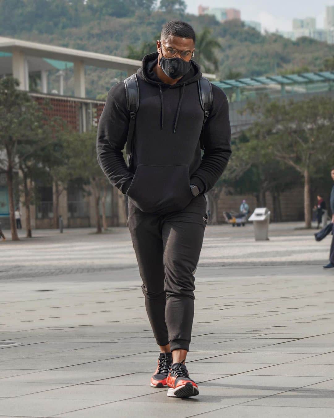 Simeon Pandaさんのインスタグラム写真 - (Simeon PandaInstagram)「Just landed ✈️ but where am I? 🤔😏⁣ ⁣ I want to help you train! Visit my YouTube Channel: YouTube.com/simeonpanda for FREE diet tips and training routines, or download programs at 📲 SIMEONPANDA.COM⁣⁣⁣ | Follow @innosupps ⚡️ for the supplements I use👌🏾⁣ ⁣ #simeonpanda #hk」1月11日 12時14分 - simeonpanda