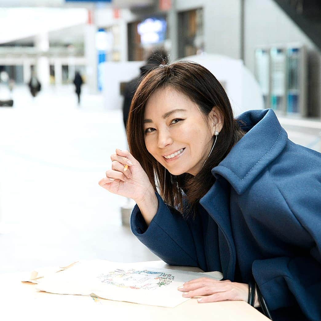 真山景子のインスタグラム：「ロクシタンのハンドクリームの、大ファンの私です👐💄❤️ 二子玉でロクシタンのぬりえランドに行ってきました🤗ここでは13日までクイズラリーをやると先着でロクシタンのハンドクリームやお土産がもらえちゃうらしいよ❤ ロクシタンファンのみんな急いでー❤ #ロクシタン #ロクシタンぬりえランド  ぬりえで自分だけのパッケージにしちゃいましょう❤」