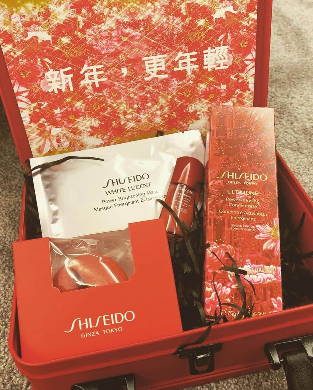 AARONさんのインスタグラム写真 - (AARONInstagram)「#shiseido #newyeargifts 謝謝#資生堂 再年輕下去怎麼得了」1月11日 12時28分 - aayan1120