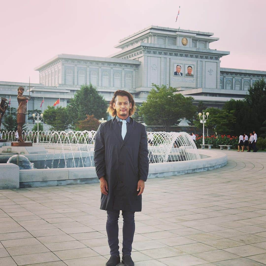 のインスタグラム：「北朝鮮🇰🇵 #金正日 と #金日成 のミイラを見に行きました。その記念碑等の前で記念写真📸  シャツがマストで帽子、サンダルがNGで持っていたレインコートを着て、靴とズボンは借りてなんとか参列できました！✍️ #北朝鮮 #dprk  #カメラマン #photographer #cameraman #写真家 #旅 #旅人 #northkorea #korea #朝鮮 #trip #triper」