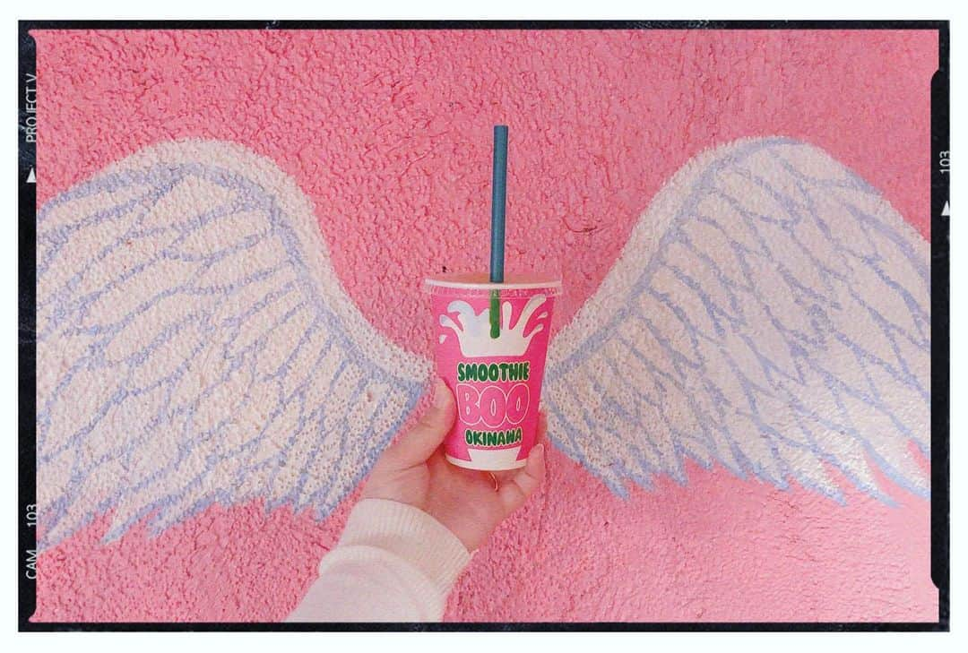 雪見えみるさんのインスタグラム写真 - (雪見えみるInstagram)「♡ 💗🍯smoothie BOO🍌🌺﻿ @boo.smoothie ﻿ ﻿ ﻿ 北谷にあるスムージー専門店🥤✨﻿ ﻿ ヒアルロン酸やオリゴ糖、プロテインや海洋性コラーゲンなどなどトッピングできちゃうんだよ‪‪✧̣̥̇﻿ ﻿ 私はバナナandマンゴーを即セレクトっ🤤💕﻿ だって恵比寿マスカッツの名曲だから♪﻿ ﻿ トッピングは海洋性コラーゲンをいれてみたよ🐠﻿ *﻿ *﻿ *﻿ *﻿ *﻿ #smoothieboo #沖縄旅行 #okinawa #okinawatrip #okinawajapan #アメリカンビレッジ #北谷 #americanvillage #okinawacafe#美浜アメリカンビレッジ #trip」1月11日 12時32分 - yukimi_emiru