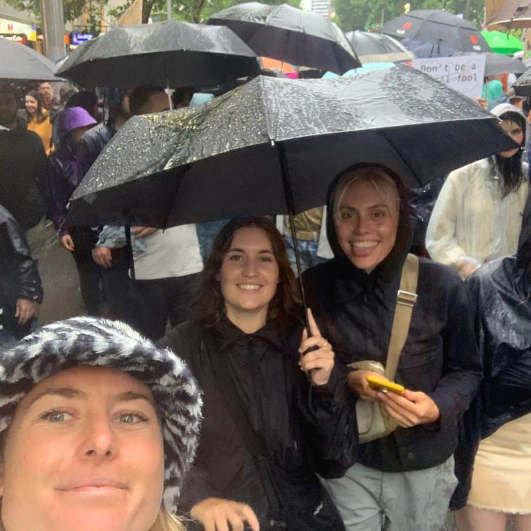 ニッキ・バン ダイクのインスタグラム：「There was some seriously powerful energy in Melbourne yesterday. Rain,hail or shine, we out here trying to save our planet ❤️🌏🙌🏼」