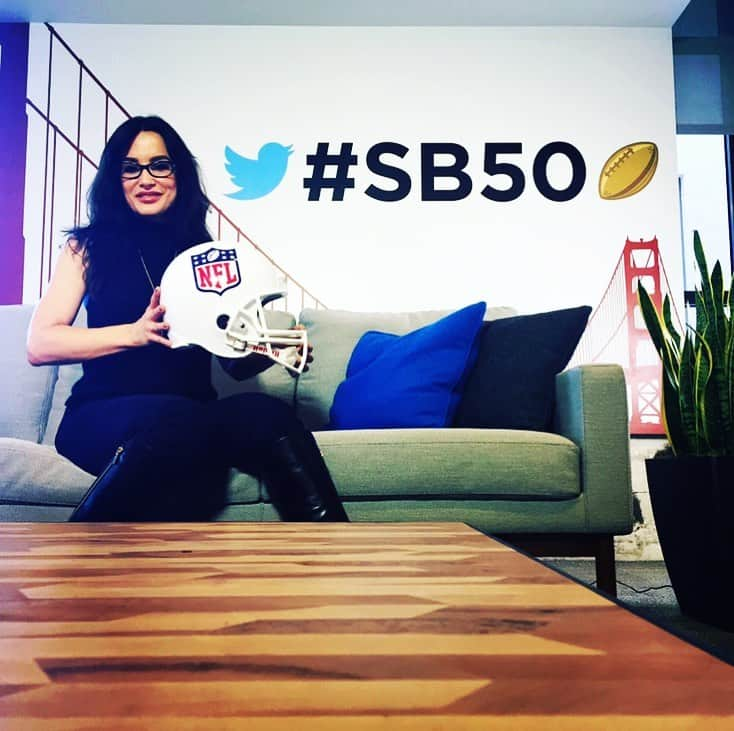 リサ・アンさんのインスタグラム写真 - (リサ・アンInstagram)「A lil #flashbackfriday to #SB50  This year, thanks to our friends @bovada I will be making my picks in real time...at the real place ... 🏈 #SBLIV #Bovada」1月11日 12時34分 - thereallisaann