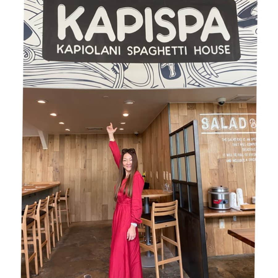 マキ・コニクソンさんのインスタグラム写真 - (マキ・コニクソンInstagram)「今日グランドオープンのKapiolani Spaghetti House略して”KAPISPA” にパイセンと行って来ました！めーーっちゃくちゃ美味しかった！ コスパ良し！雰囲気良し！サービス良し！💯‼️💯‼️💯‼️💯‼️💯‼️💯‼️💯‼️ たらこオンたらこ、ねばねばオールスターズ、シーフードガーリックバター、親子丼ドリアなどなど面白いメニューが沢山ありました！私のお気に入りは断然たらこオンたらこパスタ！鳥からも絶品！シェフ圭吾君本当に神！🙏🏻サラダバーもあって女子が好きそう！いやいや小さなお子ちゃま連れにもお勧め！是非行ってみて下さい！👍🏼 #新しいお店のおすそ分け🤙🏼#行く価値大👍🏼」1月11日 12時48分 - makikonikson