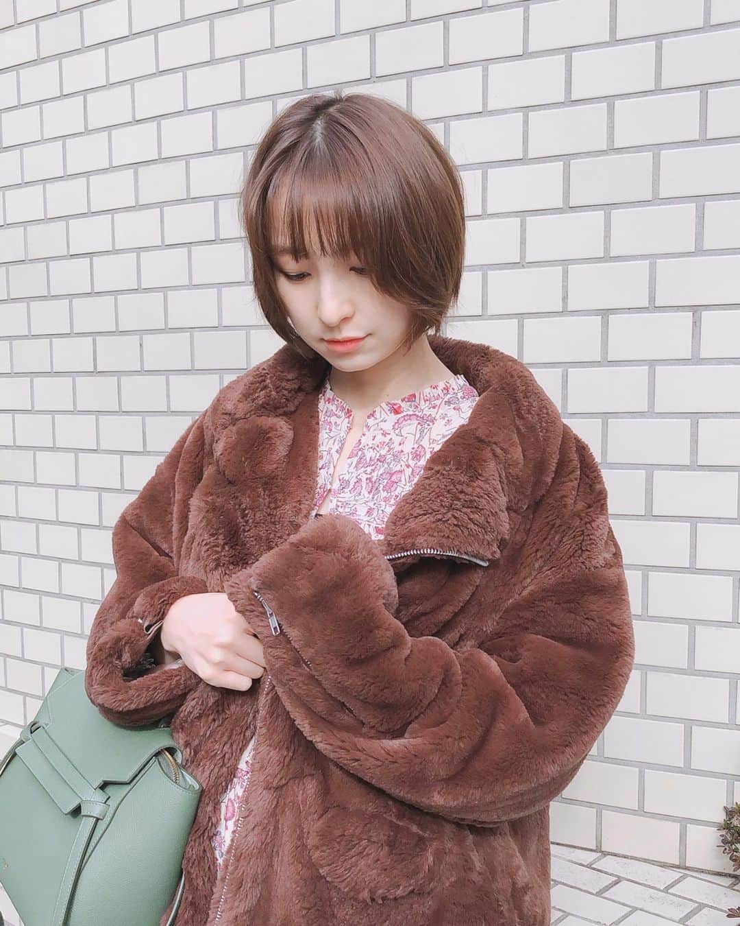 篠田麻里子さんのインスタグラム写真 - (篠田麻里子Instagram)「今日は1月11日✨一並びの日✨ 良いいいことたくさんありそうな日です😍  まだまだ寒いですが風邪andインフルエンザ🤧に気をつけてください☺️ #ショートヘア #ヘアースタイル #髪伸びました #marikoday #クマコーデ」1月11日 12時50分 - shinodamariko3