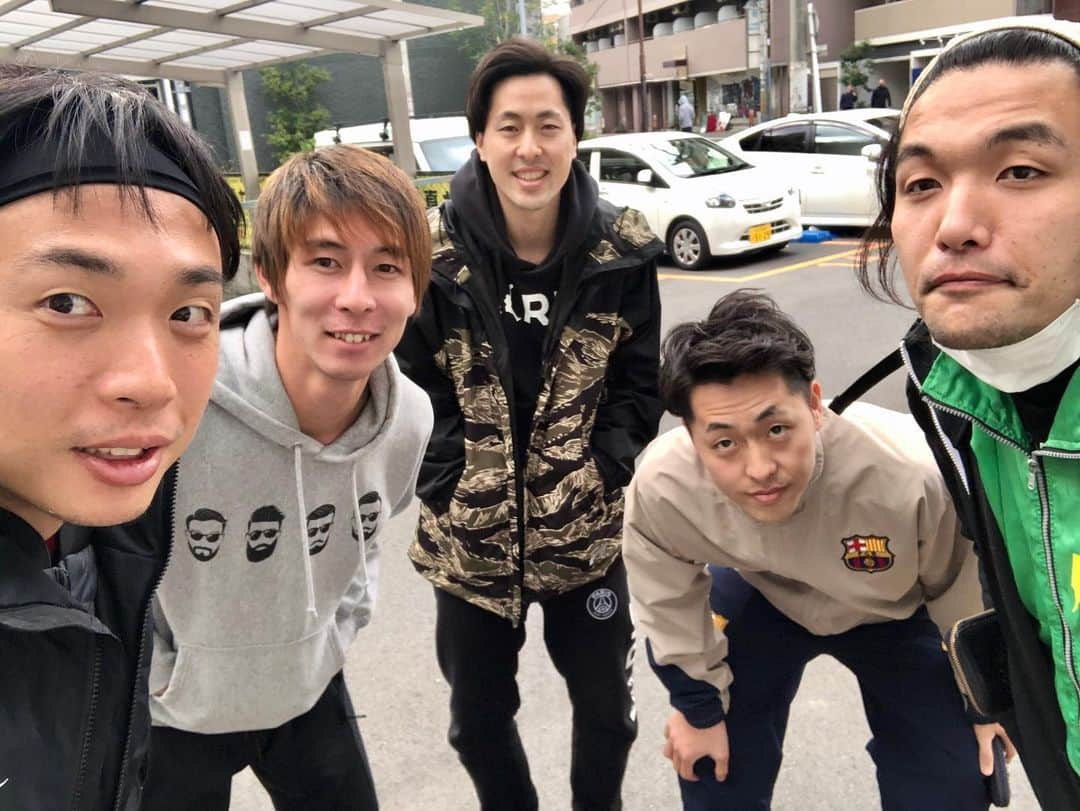 小山英機のインスタグラム：「. 大阪よしもとサッカー部の初蹴りでした⚽️ 今回は、僕のズッ友の原田浩平くんと 僕と2仔1の米澤令衣にも来てもらいました！！楽しかった！！！ . #元フットサル日本代表 #原田浩平くん🐷 #鹿児島ユナイテッドFC #米澤令衣 #吉田たち #こうへいさん #ゆうへいさん #見取り図 #盛山さん🐳 #ヘンダーソン #子安さん」